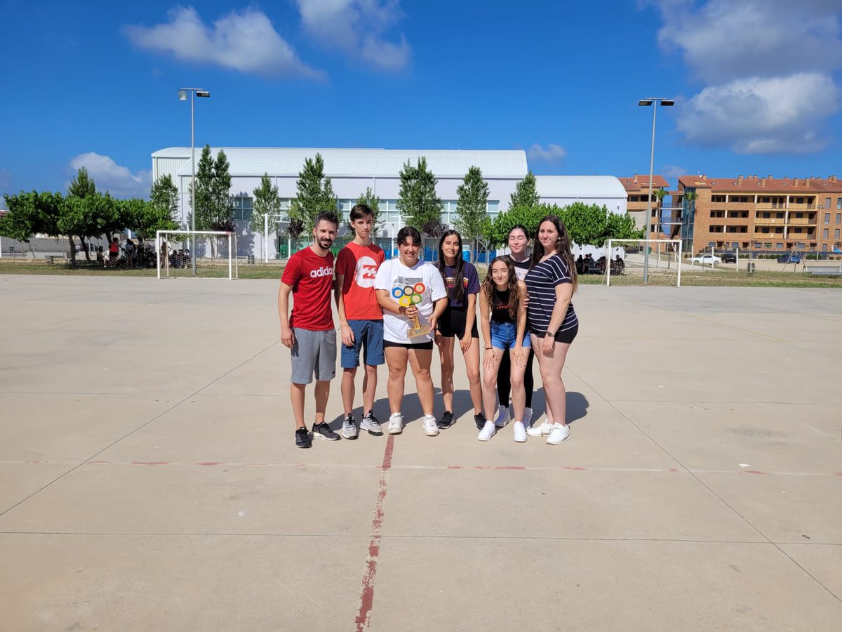 IDeltebre's tweet photo. 🏒 Amb els #playoffs hem donat fi a la unitat d'#hoquei realitzada amb el #ModelEducacióEsportiva.
Ha estat un matí entretingut amb uns partits molt competits.
🏆 Amèrica (4t ESO "A") s'ha imposat a la gran final a Com Pot Ser (4t ESO "E"). https://t.co/gcH3bQJrZb