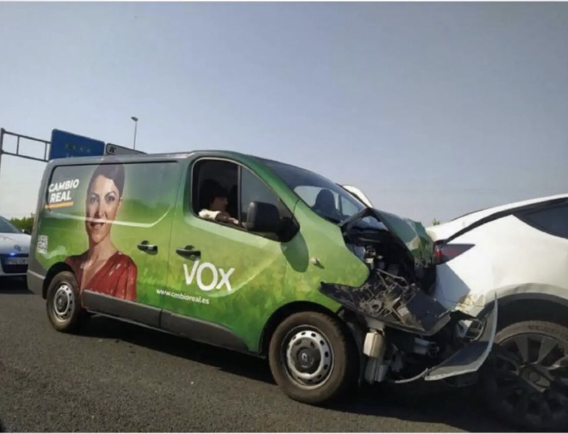 BenderOfuscado's tweet image. RT si tú también quieres que esta foto sea una metáfora de las elecciones andaluzas.