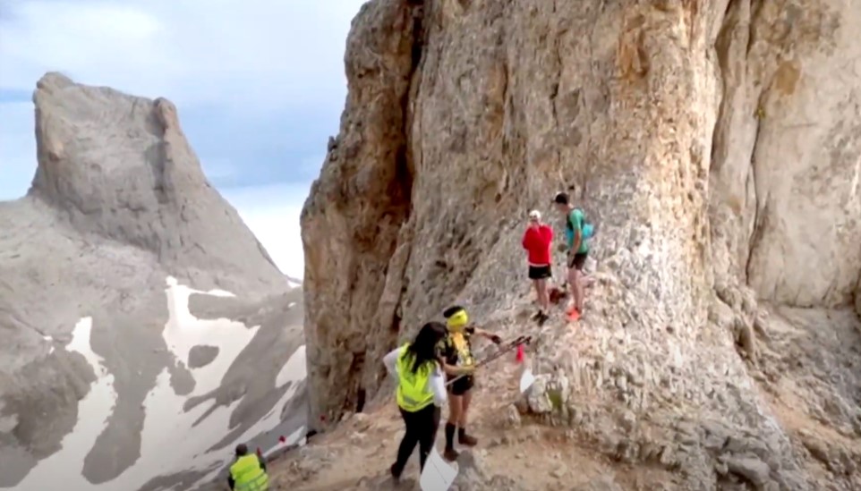 VisualitWorks's tweet image. Final muy emotivo en la @TraveseraPicos con victoria de Sergio Alonso seguido de su amigo Manu Merillas. Siguen llegando corredores a Arenas mientras lidera Claudia Gutierrez en féminas. En Visualit estamos orgullosos de patrocinar &quot;La Carrera de las Carreras de Montaña&quot;. Ánimo!