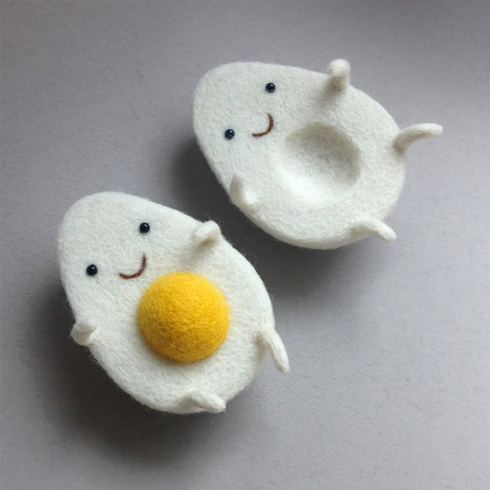 ハグするゆで卵！？ニードルフェルトで作られた可愛いすぎる人形さん♡