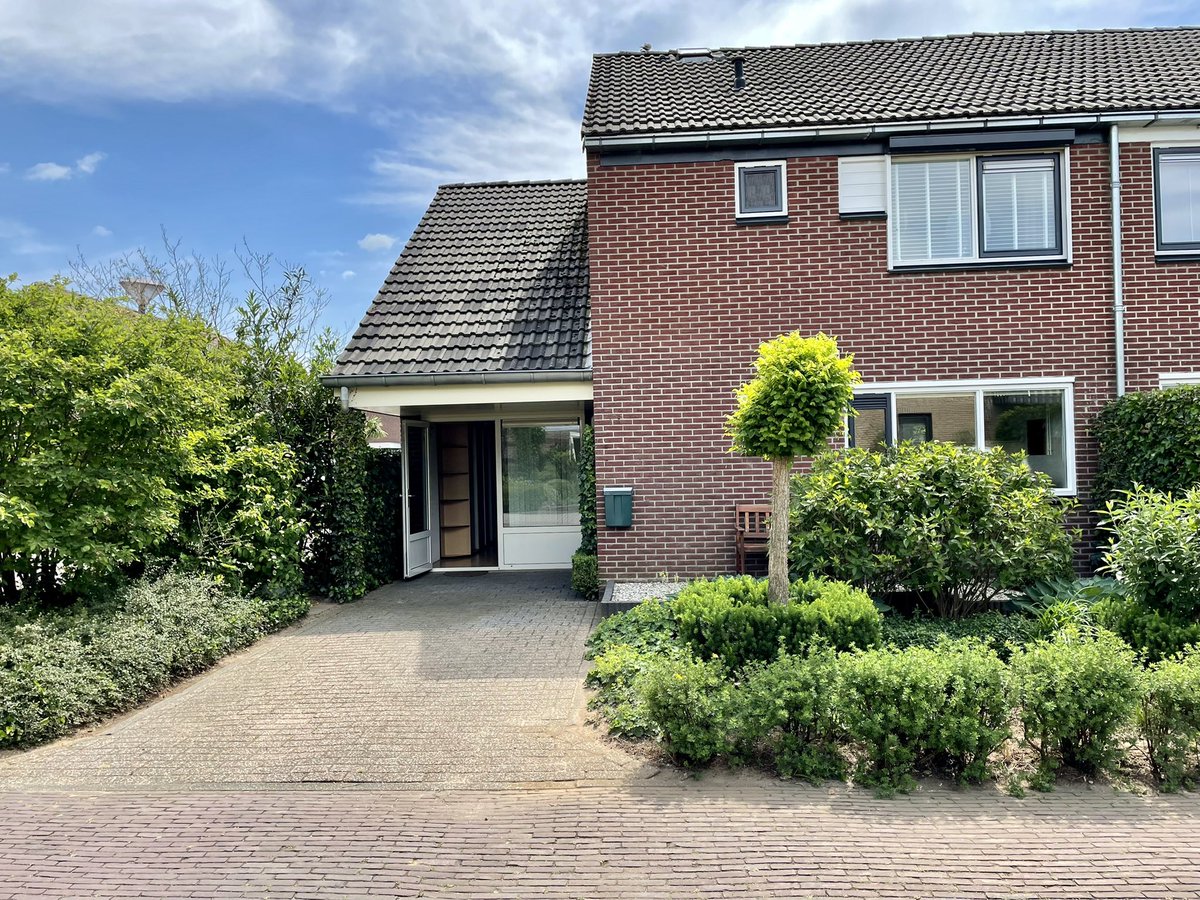 MarcTeloh's tweet image. Wij hebben onze heerlijke hoekwoning in de verkoop. 5 slaapkamers, kantoor aan huis, ruime en zonnige achtertuin met achterom, eigen oprit en veel opbergruimte. Dit alles gelegen aan een rustig en kindvriendelijk woonerf 👍 🏡

funda.nl/koop/doetinche…