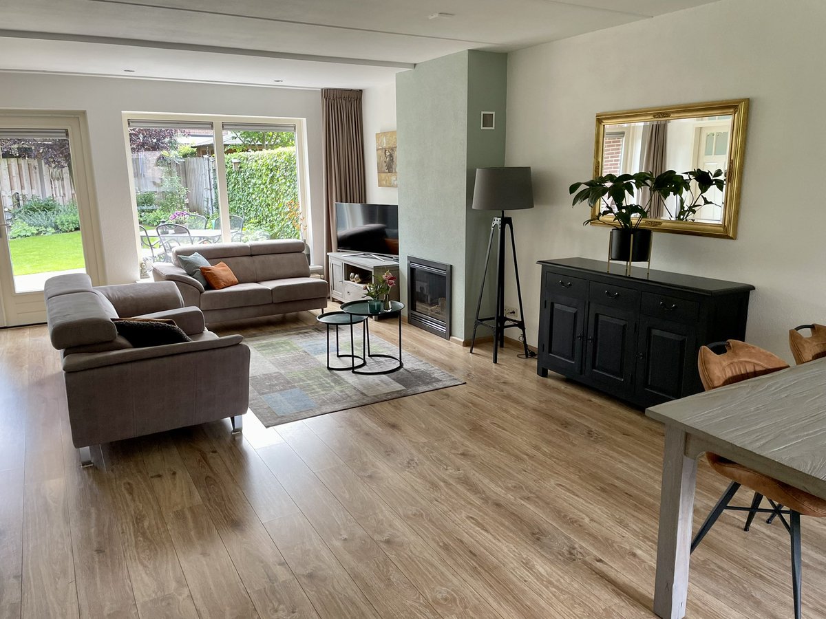 MarcTeloh's tweet image. Wij hebben onze heerlijke hoekwoning in de verkoop. 5 slaapkamers, kantoor aan huis, ruime en zonnige achtertuin met achterom, eigen oprit en veel opbergruimte. Dit alles gelegen aan een rustig en kindvriendelijk woonerf 👍 🏡

funda.nl/koop/doetinche…