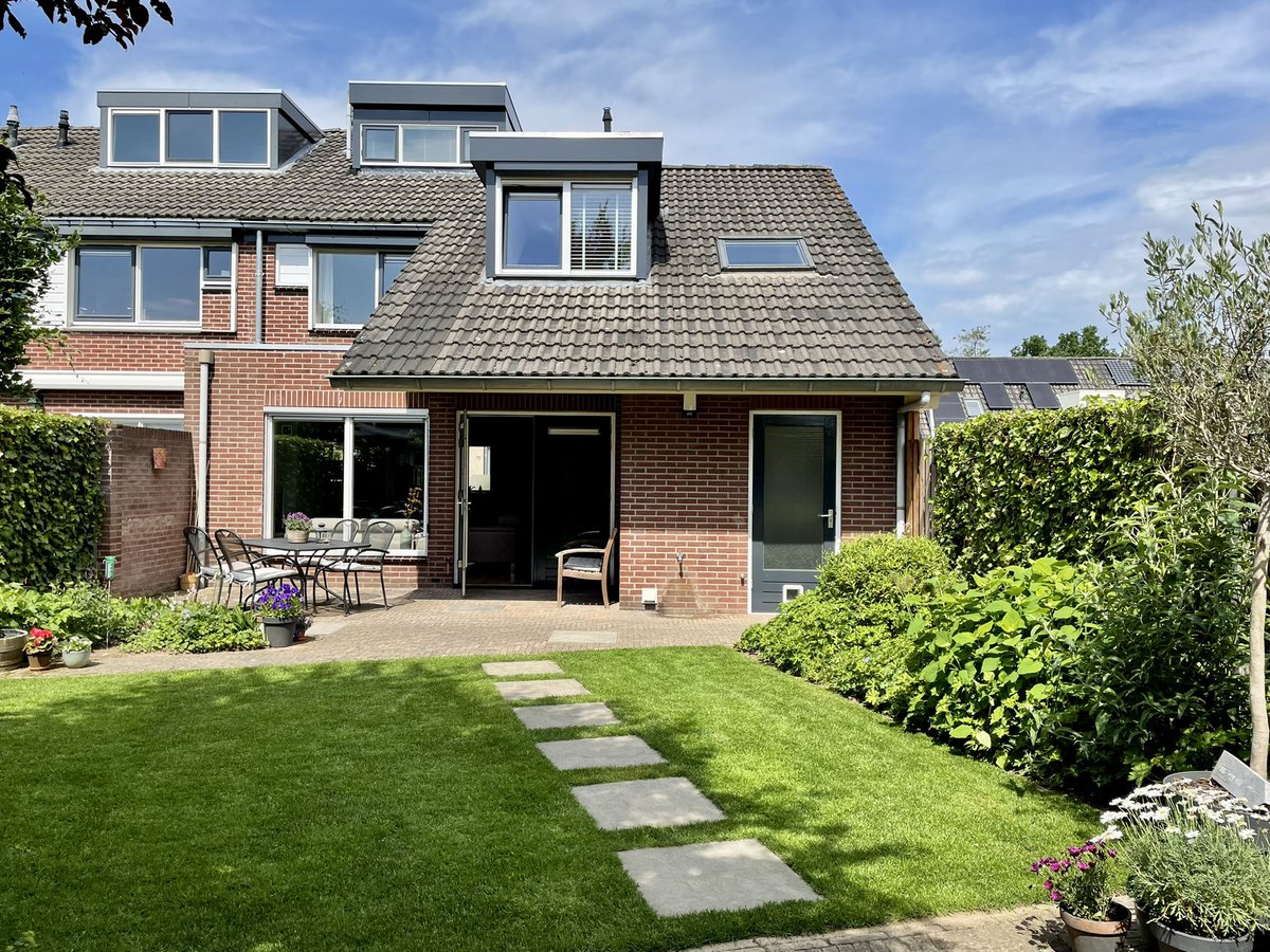 MarcTeloh's tweet image. Wij hebben onze heerlijke hoekwoning in de verkoop. 5 slaapkamers, kantoor aan huis, ruime en zonnige achtertuin met achterom, eigen oprit en veel opbergruimte. Dit alles gelegen aan een rustig en kindvriendelijk woonerf 👍 🏡

funda.nl/koop/doetinche…