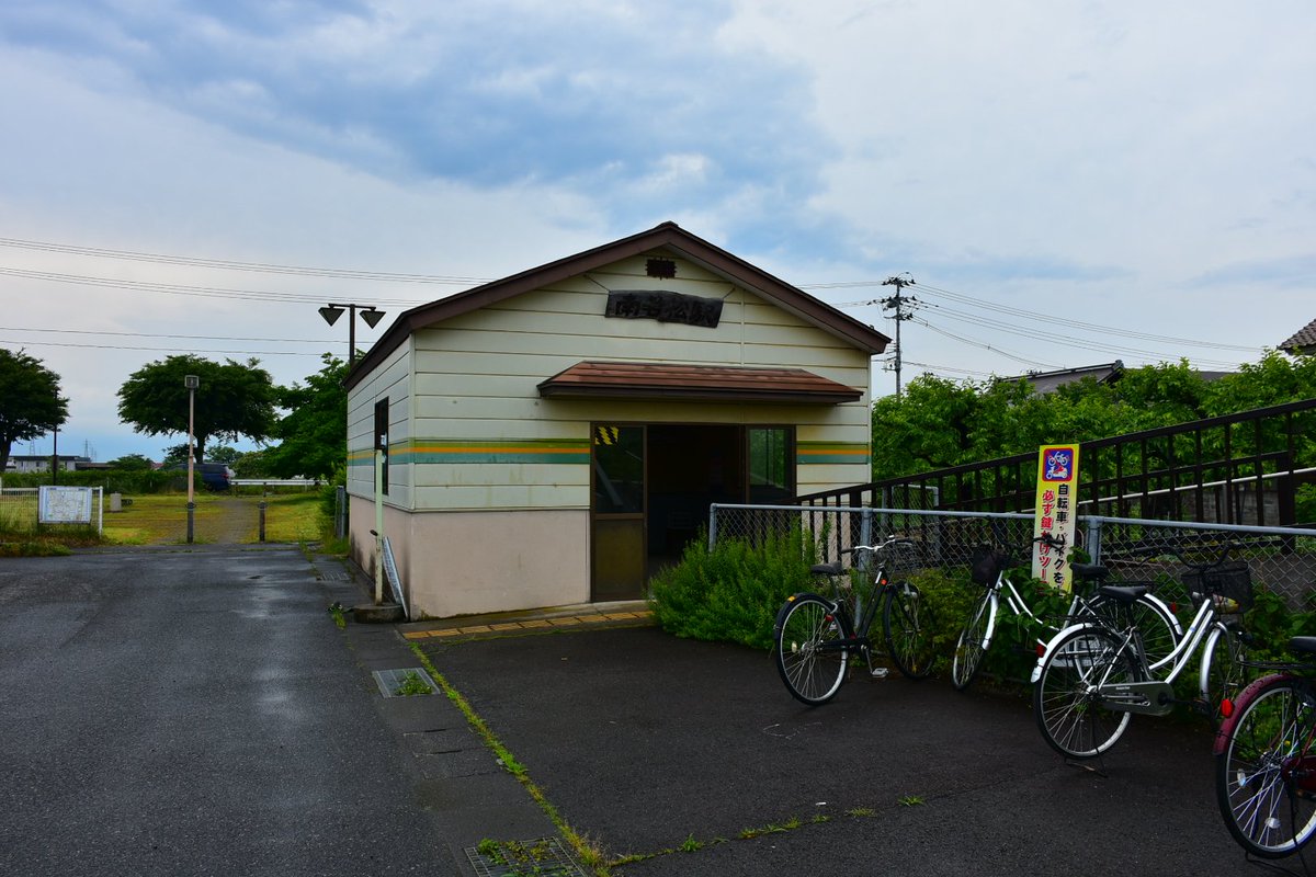 TropicalMangoro's tweet photo. 門田から駅間徒歩して南若松駅へ。
近隣の工業団地や陸上競技場の利用を見込んで1995年に開業した駅。
徒歩中結構な便意に襲われてたのだけど、ちゃんと水洗トイレが付いていてなんとか助かったw
ホッとしたのも束の間、次乗る予定の会津若松行は平日のみの運行らしい。仕方ないので田島方面へ。 https://t.co/dJacMvvsMx