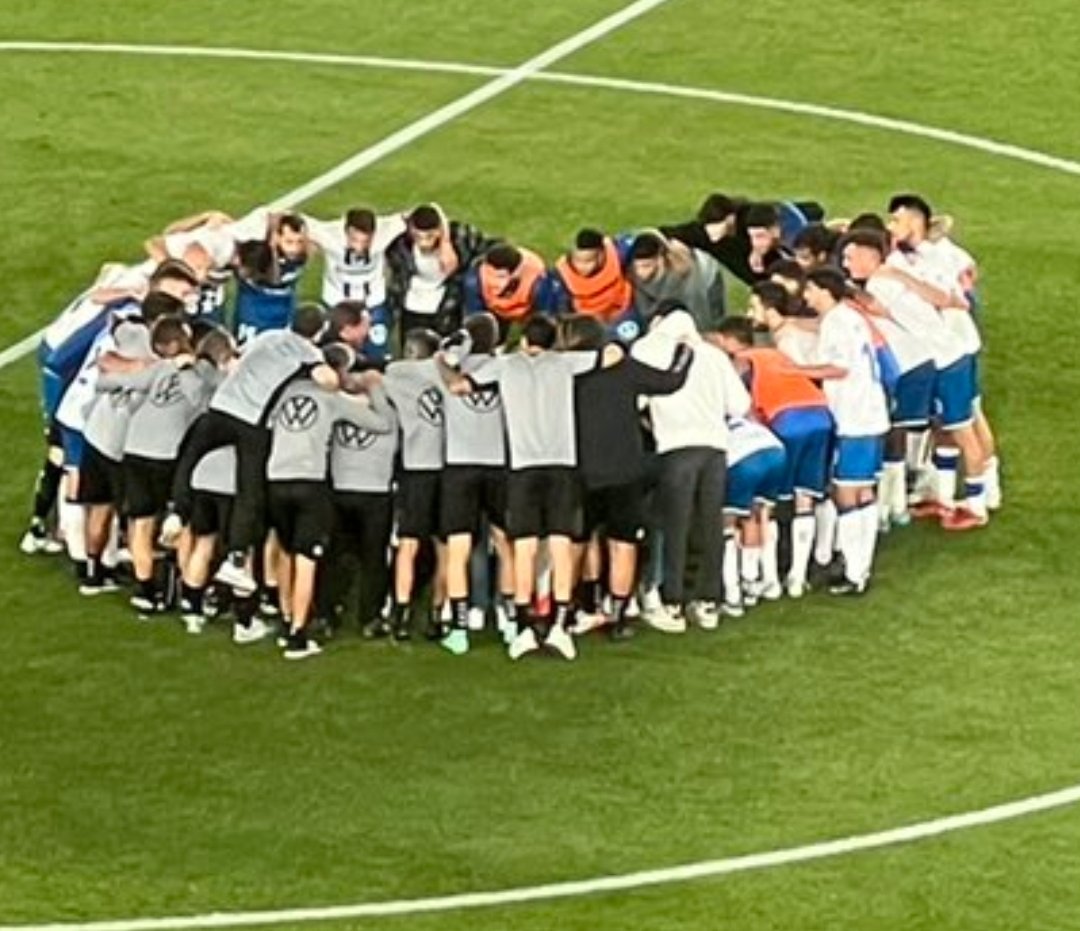Tiempo de estar unidos con estos jugadores y cuerpo técnico que nos han traído hasta aquí, aficionados, abonados, accionistas, periodistas etc..... dejar a un lado diferencias y roles, juntos seremos más fuertes.
SIEMPRE TENERIFE ❤❤❤❤❤❤
SÍ SEPUEDE!!!!!!
