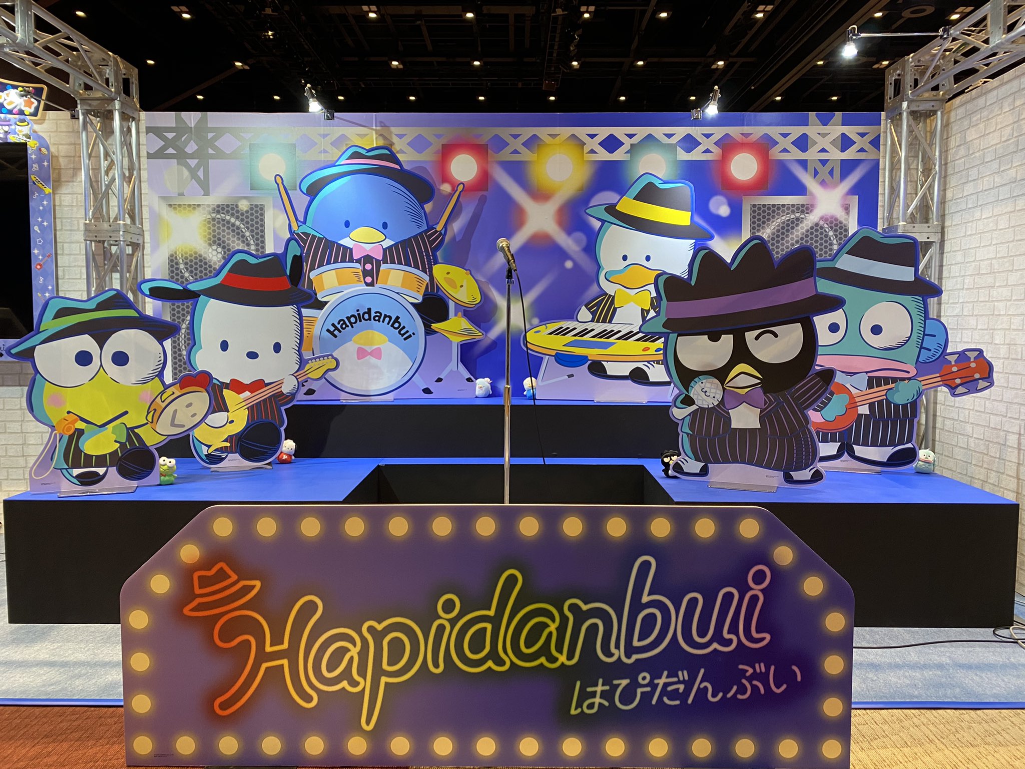 はぴだんぶい 公式 ペックル ぼくたちのブース ばっちり準備okだよ けろっぴ タイニーパークのゲームで遊んでくれたみんなには 待ち受け画像をプレゼント ポチャッコ フォトスポットもあるよ ばつ丸 7人目の はぴだんぶい になって