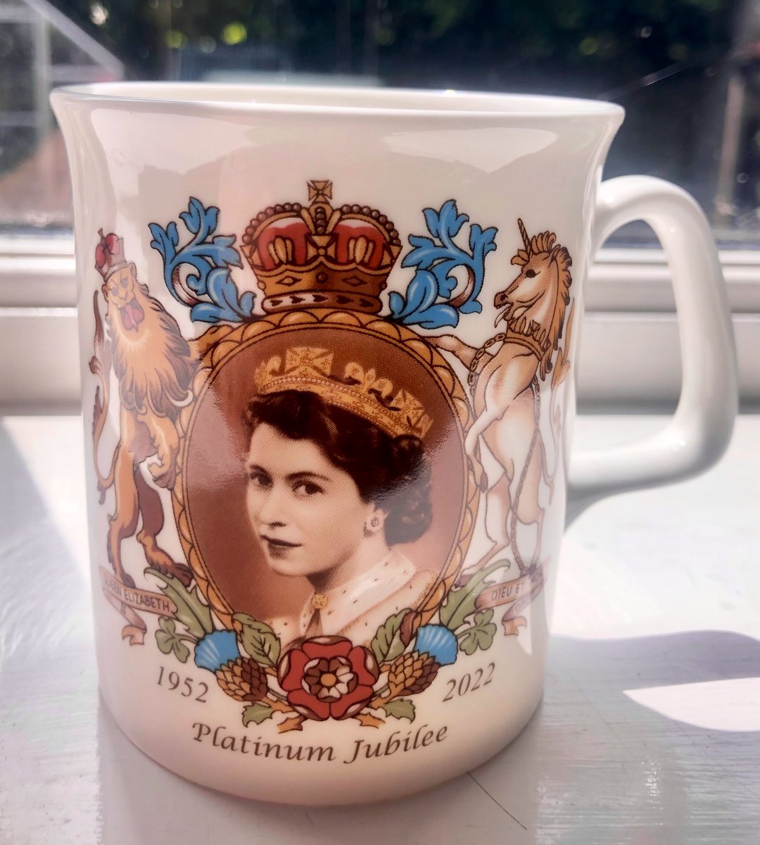 Thank you so much to Wittersham Parish Council for presenting all the children in school with a commemorative Jubilee mug. The Chairman presented the gifts and our own School Council are pictured here receiving them on behalf of the school #community #Wittersham