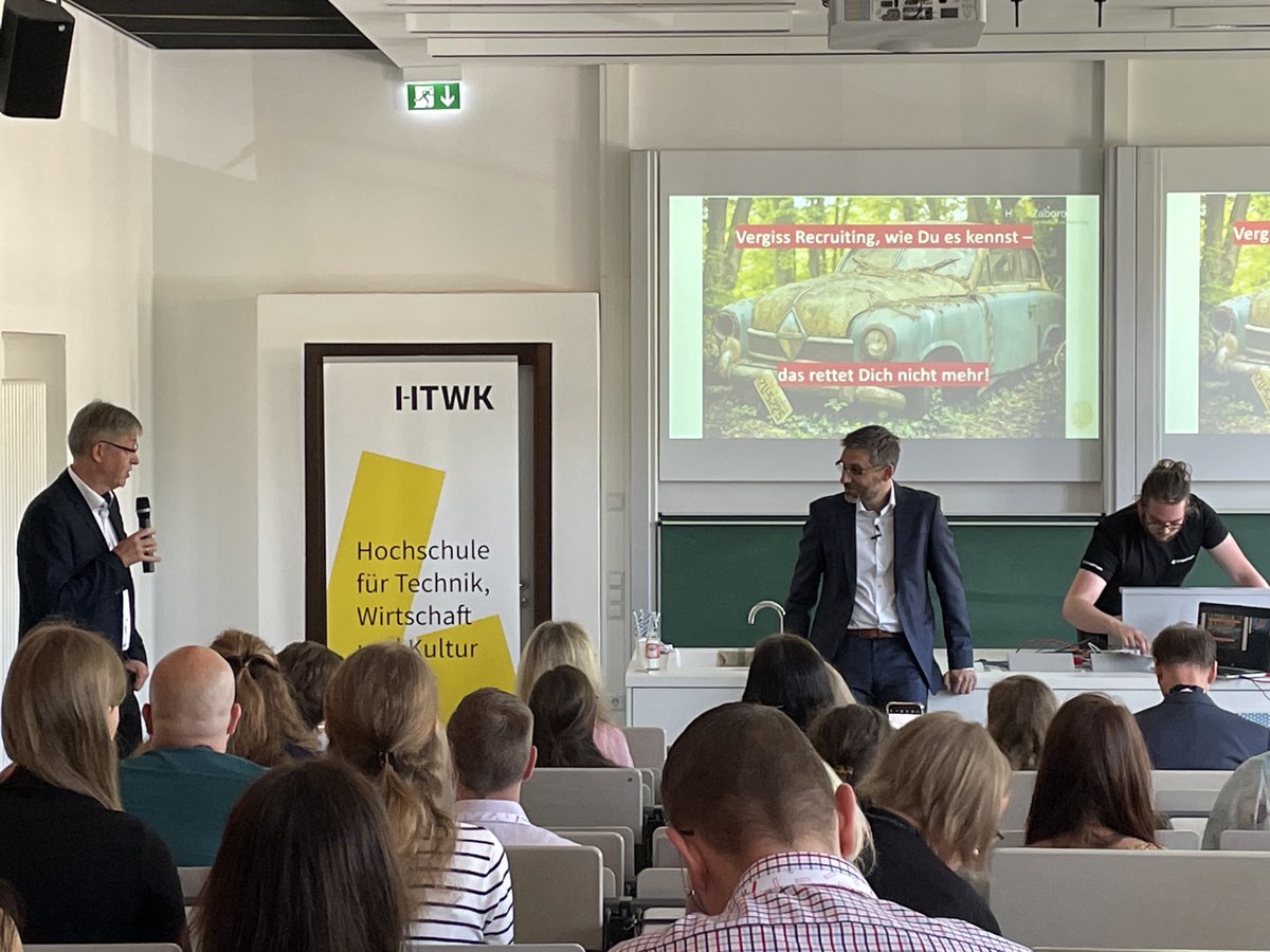 CAthanas's tweet photo. #HRInnoDay Jetzt zu #Recruiting mit ⁦@HZaborowski⁩   - der in der Anmoderation von Veranstalter ⁦@PeterMWald⁩ liebevoll als „Inventar“ des Events bezeichnet wurde 😆 https://t.co/0p1pIzbnFV