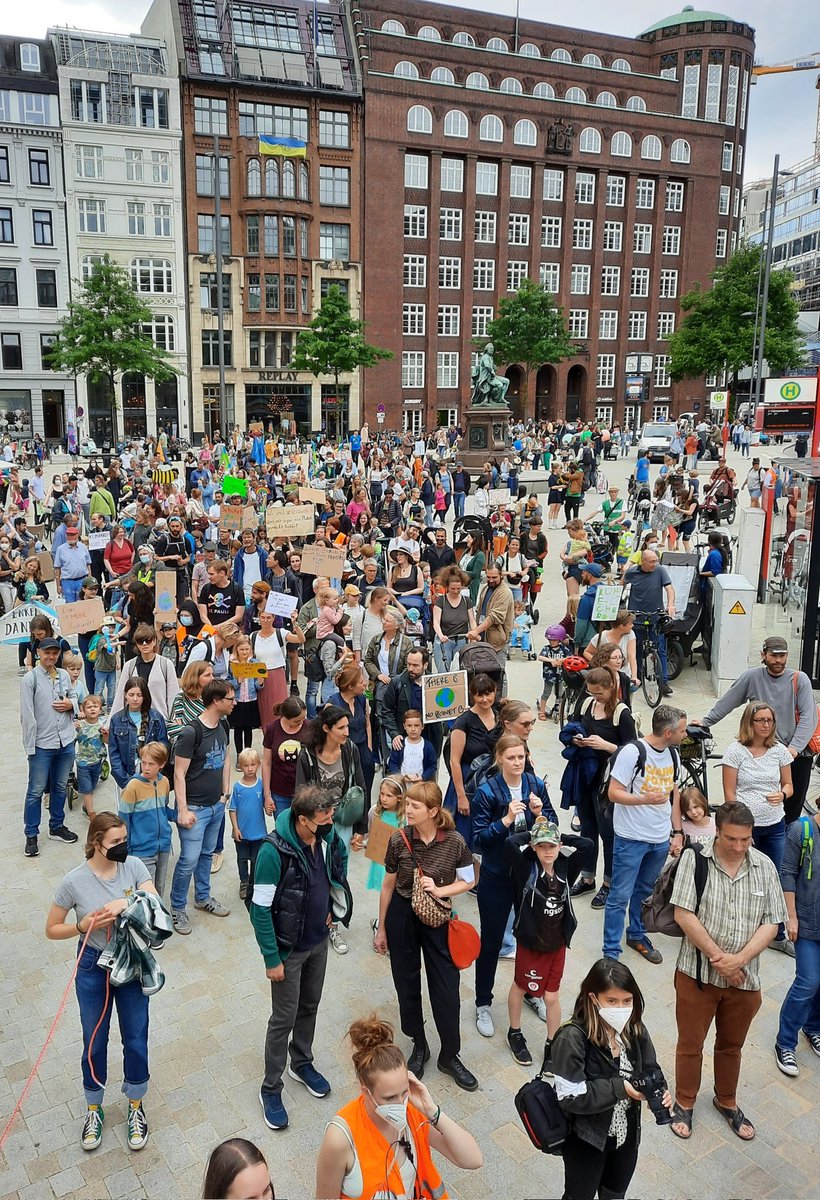 Vielen Dank an alle, die uns gestern beim #FamilienKlimaStreik unterstützt haben. Alle großen und kleinen Redner:innen, die Musiker:innen und Helfer:innen von #P4F_Hamburg und @fff_hamburg und alle Teilnehmer:innen. Ihr wart großartig! #NeverTooSmall