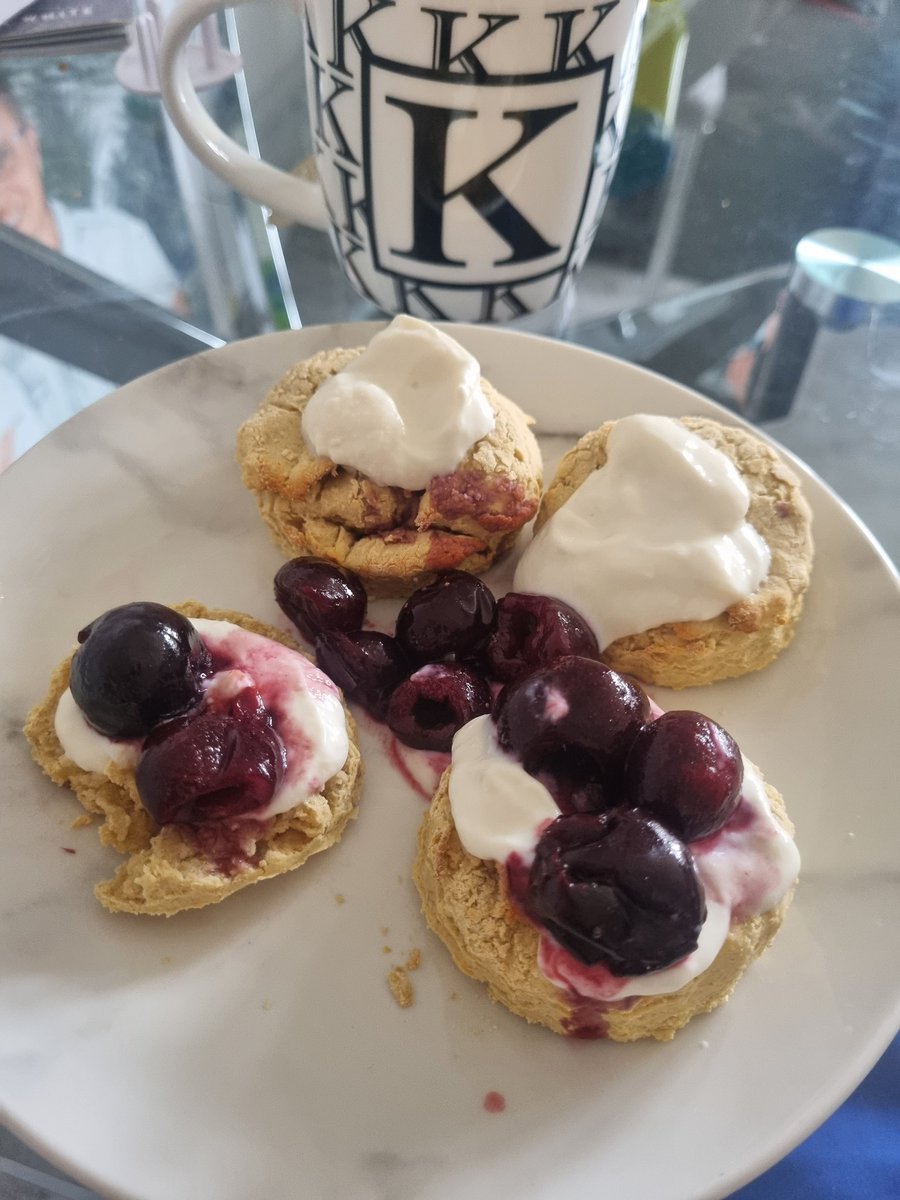 foxyhotgirl's tweet photo. PROTEIN SCONES

mix
75g self raising flour
1 scoop of protein
15g dairy free spread
75ml plant milk

Bake at 180 for 12 mins

Aff/ FOXY FOR DISCOUNT @proteinworks link in bio

#proteinworks #tothefullest #teamproteinworks #highprotein #veganscones #veganuk #ukvegans #iifym https://t.co/lpMtXfsMoW