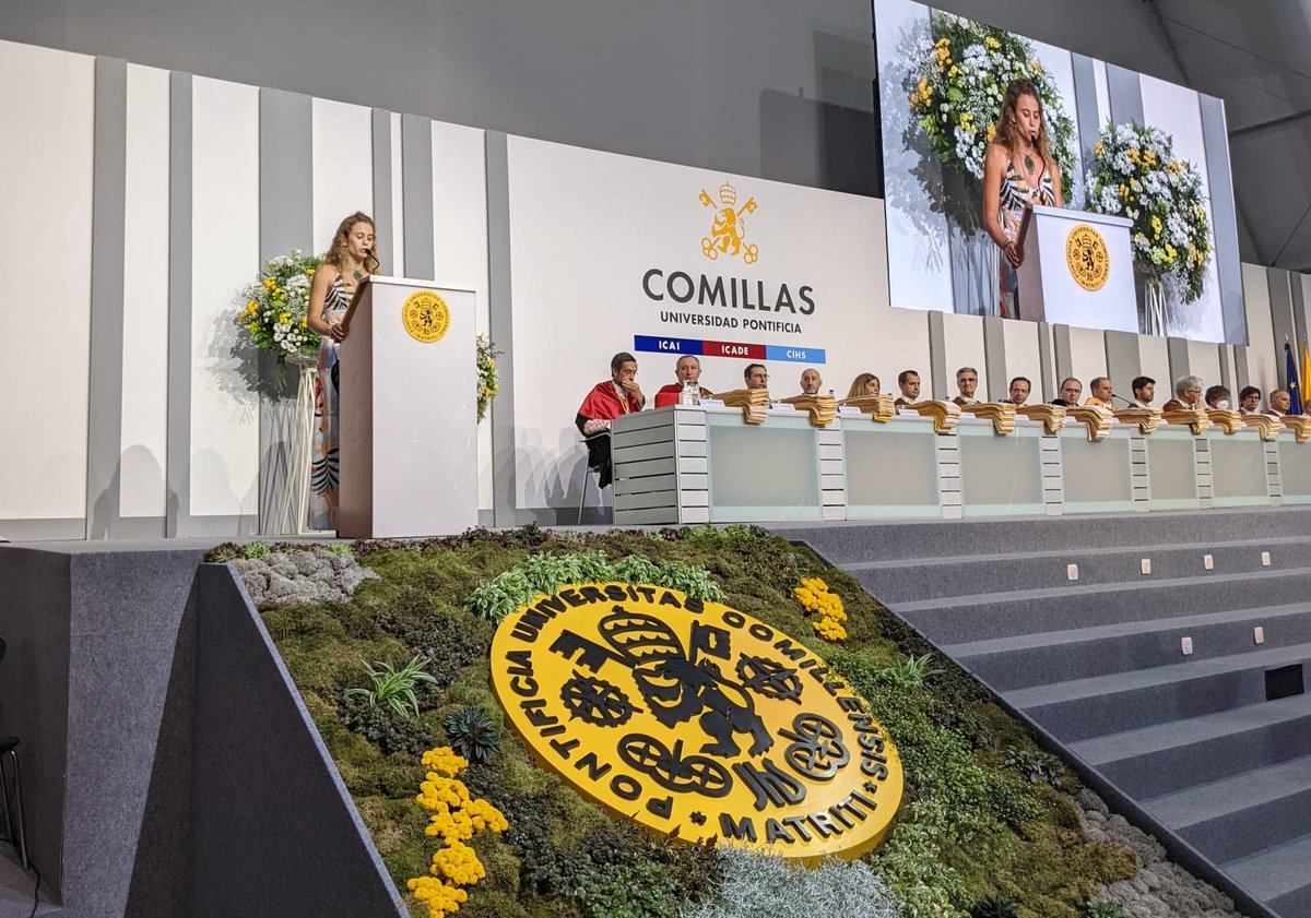 UCOMILLAS's tweet photo. 3ª jornada de #ComillasGraduaciones Marina Alonso Parra, alumna del Máster Universitario en Ingeniería de Telecomunicación, de @Comillas_ICAI, recuerda a sus compañeros que “juntos es imposible que no consigamos todo lo que nos propongamos”. https://t.co/17N7qQ2zJR
