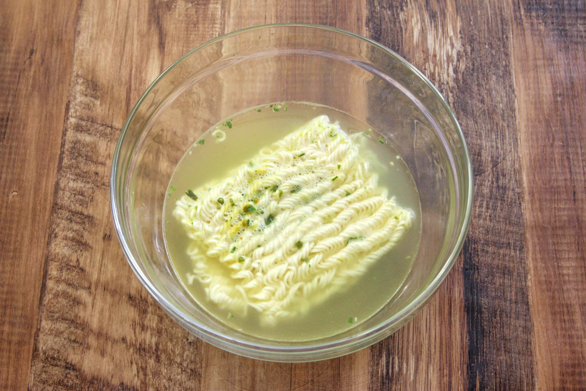 このアレンジは夏にぴったりそう！電子レンジで作れちゃう、「サッポロ一番塩らーめん」のアレンジレシピ！