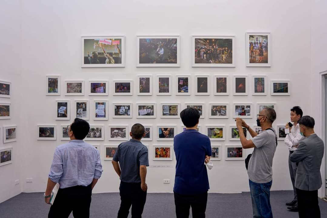 karnt's tweet photo. นิทรรศการ "#Post2010 #เกียรติภูมิอยู่กลางสนาม" เปิดให้เข้าชมฟรีได้ทุกวันนะครับ 1-6pm. ยกเว้นวันที่มีกิจกรรมตอนเย็นก็จะขยายเวลาเปิดออกไปจนถึงวันที่ 9 ก.ค. 65
แต่วันนี้ผมไม่ได้เข้าไปนะครับ ขออนุญาตพักร่าง 1 วัน ส่วนพรุ่งนี้ (12) ผมจะเข้าไปช่วง 2-4p.m.
ขอเรียนเชิญทุกท่านนะครับ https://t.co/E6FWyzm2Y1