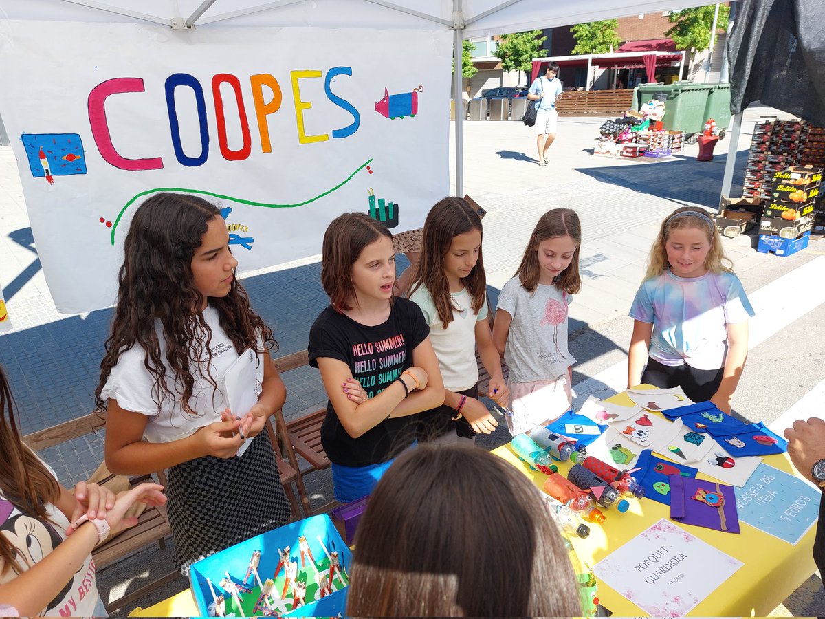 Avui realitzem una de les darreres activitats del Projecte CuEmE (Projecte d'Emprenedoria Escolar). Les dues cooperatives de 5è venen els seus productes al mercat de Bigues i Riells del Fai. Comptem amb el suport de l <a href="/BiguesiRiells/">Bigues i Riells del Fai</a> la <a href="/DelTenes/">Manc. Vall del Tenes</a> i de la <a href="/educadiba/">Educació Diputació</a>