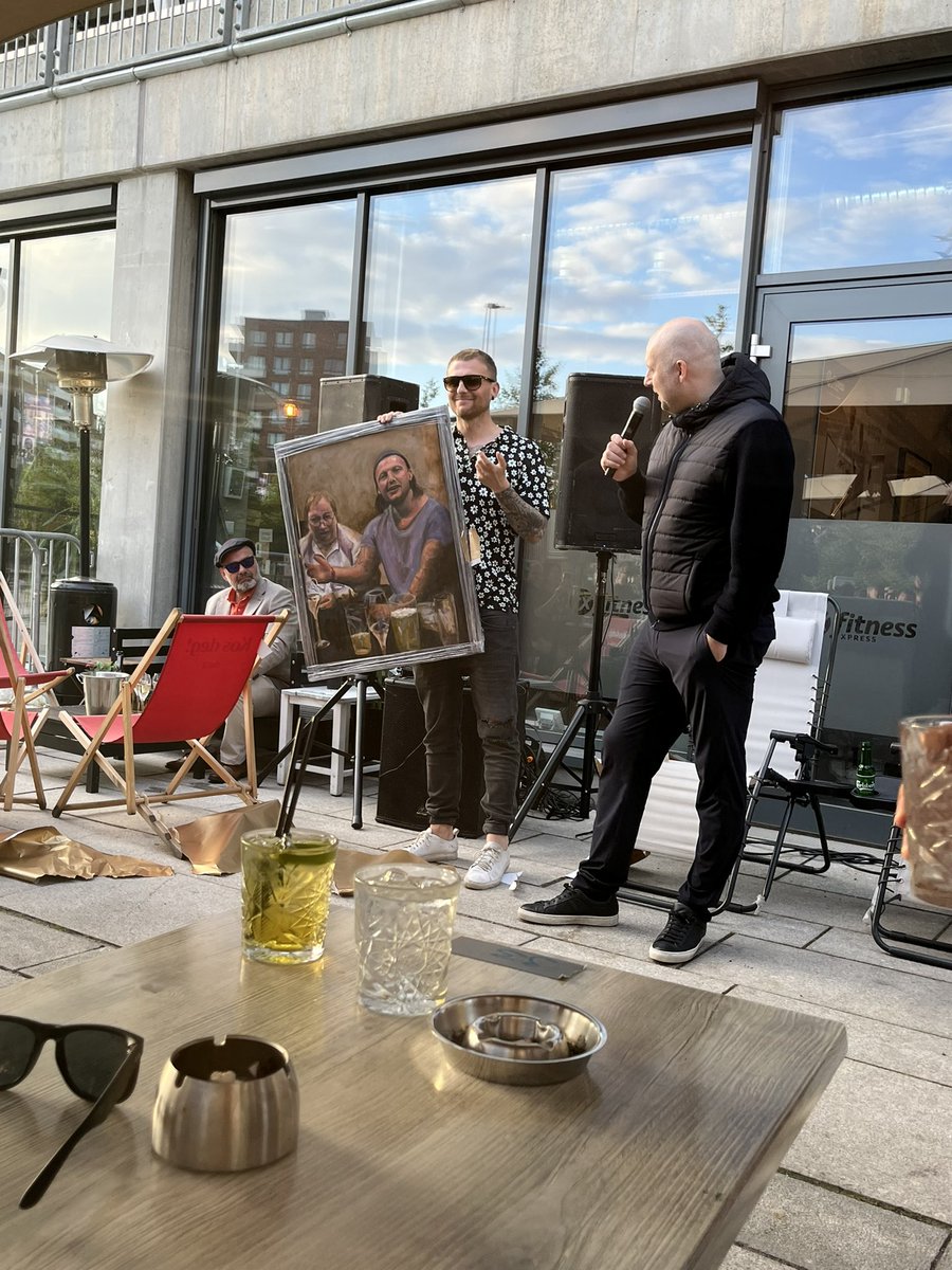 Kunst kan kjøpes for penger. Malerier kan stjeles av Pål Enger. Portrettet «To  keepere» er herved overrakt. 🏒⚽️
