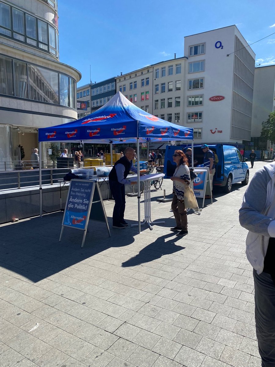 Wer Zeit und Lust hat ✊  der blau/braune Dreck  stehtgerade am Kröpcke 🤮
FckAFD ✊