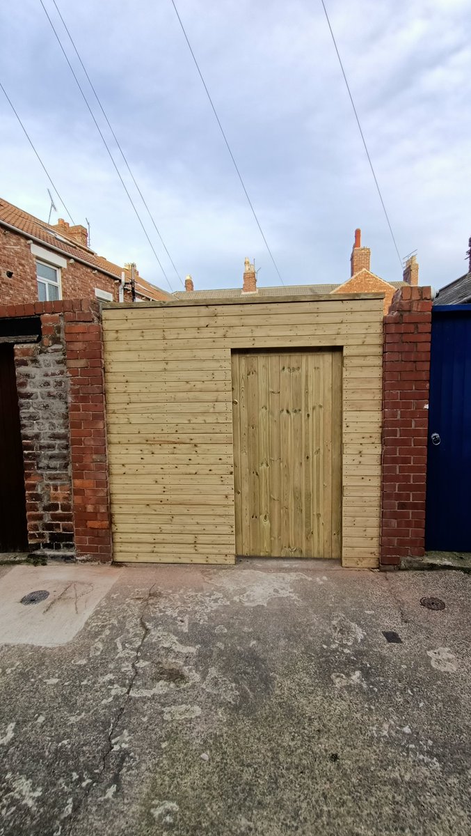 brooksdecor71's tweet image. Built this for my brother as gates had blown off during the storms a few months ago, got round to painting them yesterday with @ZinsserUK BIN for the Knots then 3 x Allcoat Satin in St Giles Blue