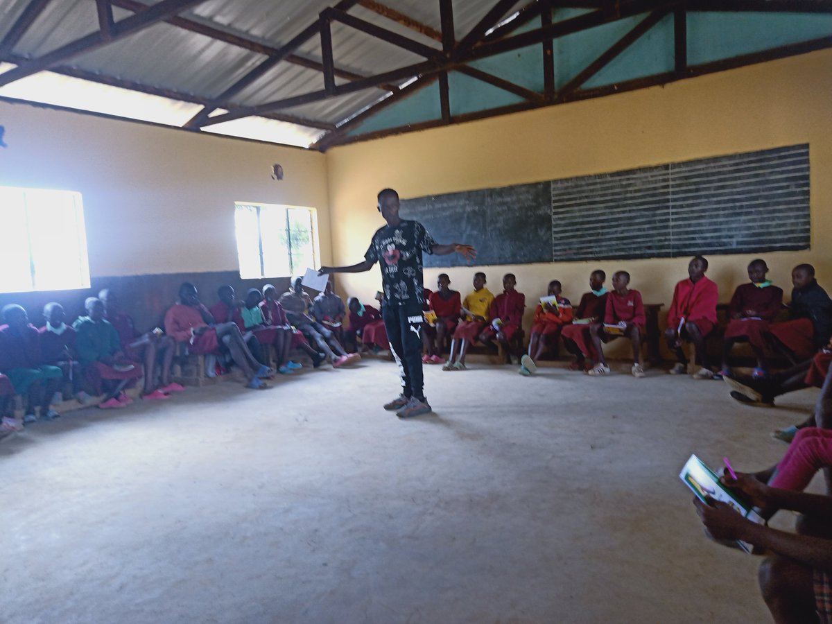 joejuniour's tweet photo. At siyoi primary School the. Youth champion educating young Young's on their rights as an adolescent girl/boys #YoungYouthYoungMew   @JoeOtieno13 @MilanCheptoo7 @DeclaresKenya @DeclaresFc @Thatguyjeffar https://t.co/wzrVadRUpf