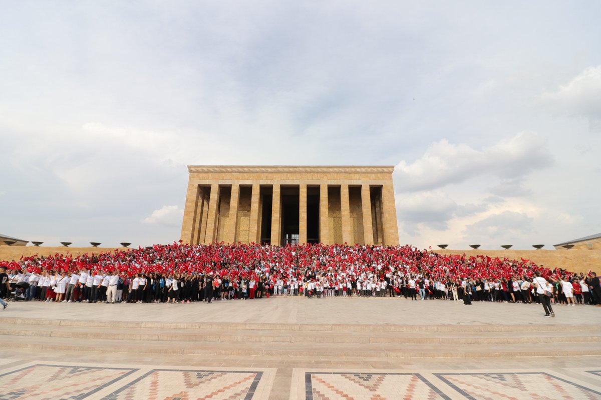 losev1998's tweet image. Binlerce gönüllümüzle Ata'mızın huzuruna çıktığımız gün resmi hesabımızı gerekçesiz kapatan @Twitter 24 saat sonra takipçisiz olarak açtı. 

Lösemili çocuklarımız ve gönüllülerimizle haberleşme özgürlüğümüzü kısıtlayamazsınız. KENDİNE GEL @TwitterTurkiye