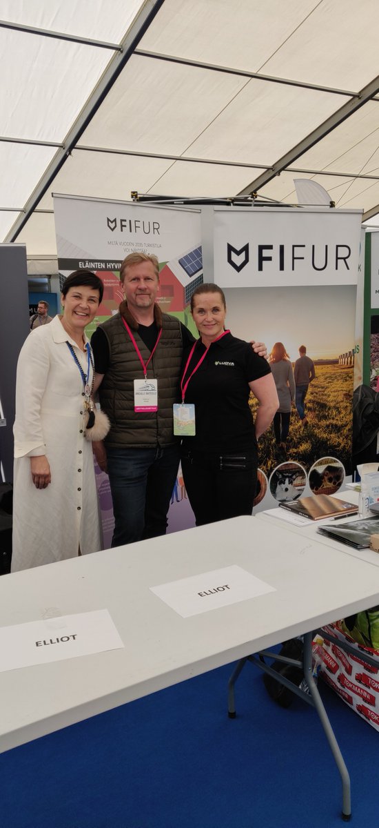 Hyviä keskusteluja turkiselinkeinosta tiskillä kokoomuksen puoluekokouksessa. Tuottajamme paikalla myös. #fifur #kalajoki2022 #kokoomus