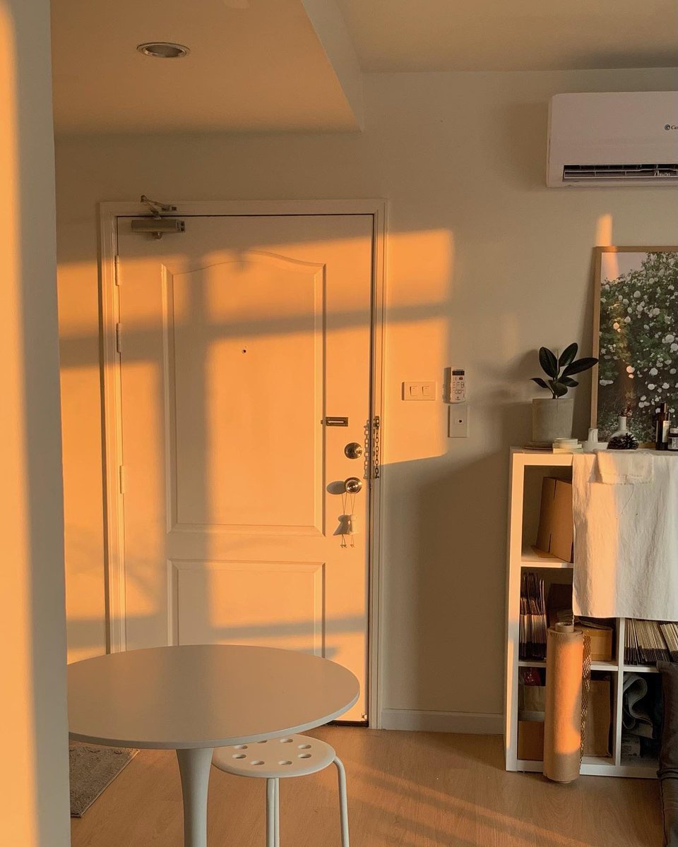 m_mindchay's tweet photo. Magic hour ✨ 
ช่วงเวลาตอนเย็นคือชอบห้องตัวเองที่สุด นั่งทำงาน นอนอ่านหนังสือ ฟังเพลงคือมันแบบรู้สึกอบอุ่นใจยังไงบอกไม่ถูก 
#beforesunset #goldenhour https://t.co/3sAM6pNx7x