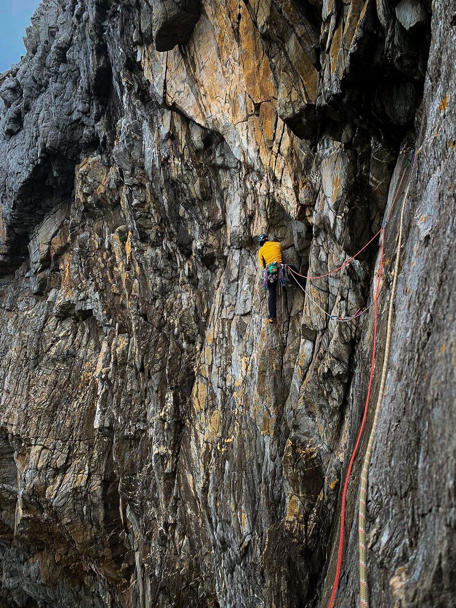 For_the_goats's tweet photo. A few weeks ago I was lucky to have a combination of good weather, free time and an enthusiastic climber whilst in North Wales. It would have been a shame to waste this rare mix so we climbed the sensational A Dream of White Horses.

https://t.co/lFko62rFgs https://t.co/E7vl3pk9IJ