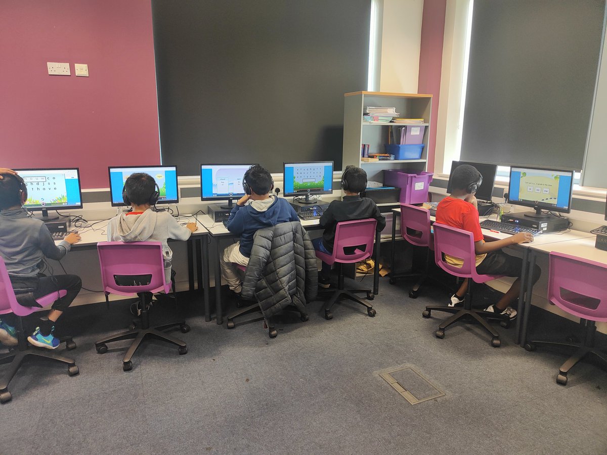 EssaTheBridge's tweet photo. The students working hard in their Lexia session! 

#saturdayschool
#eal
#literacy 
#LanguageLearning https://t.co/HkPoWEPkgX