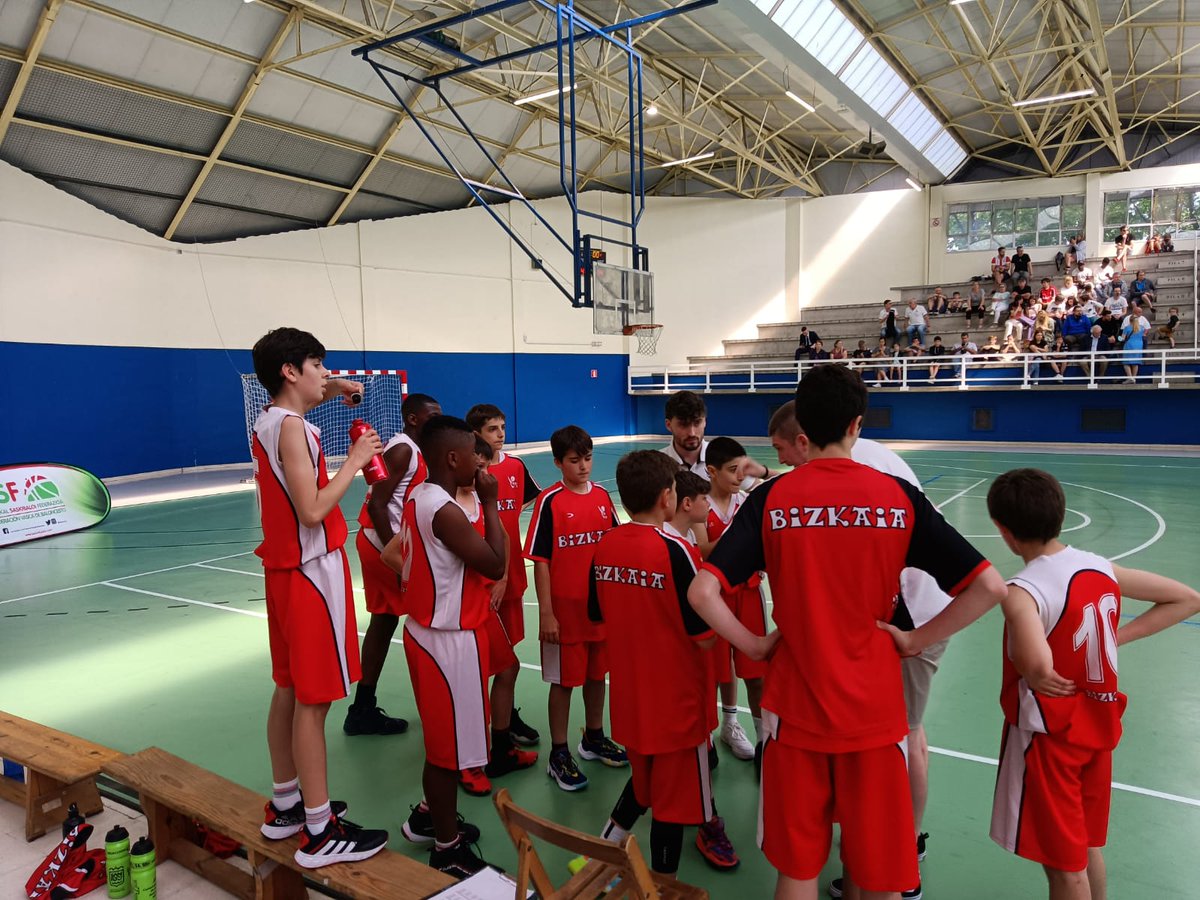 Basketbasko's tweet photo. #EUSKNAF21 #miniGasteiz
#Mutilak
➡️ Finalerdia
@basketaraba 8️⃣0️⃣
@Bizkaiabasket 7️⃣8️⃣
Arabak garaipena lortu eta bihar gizonezkoen finala jokatuko du.
Bizkaiak 3. eta 4 posturako partida jokatuko du. https://t.co/s844o5n40e
