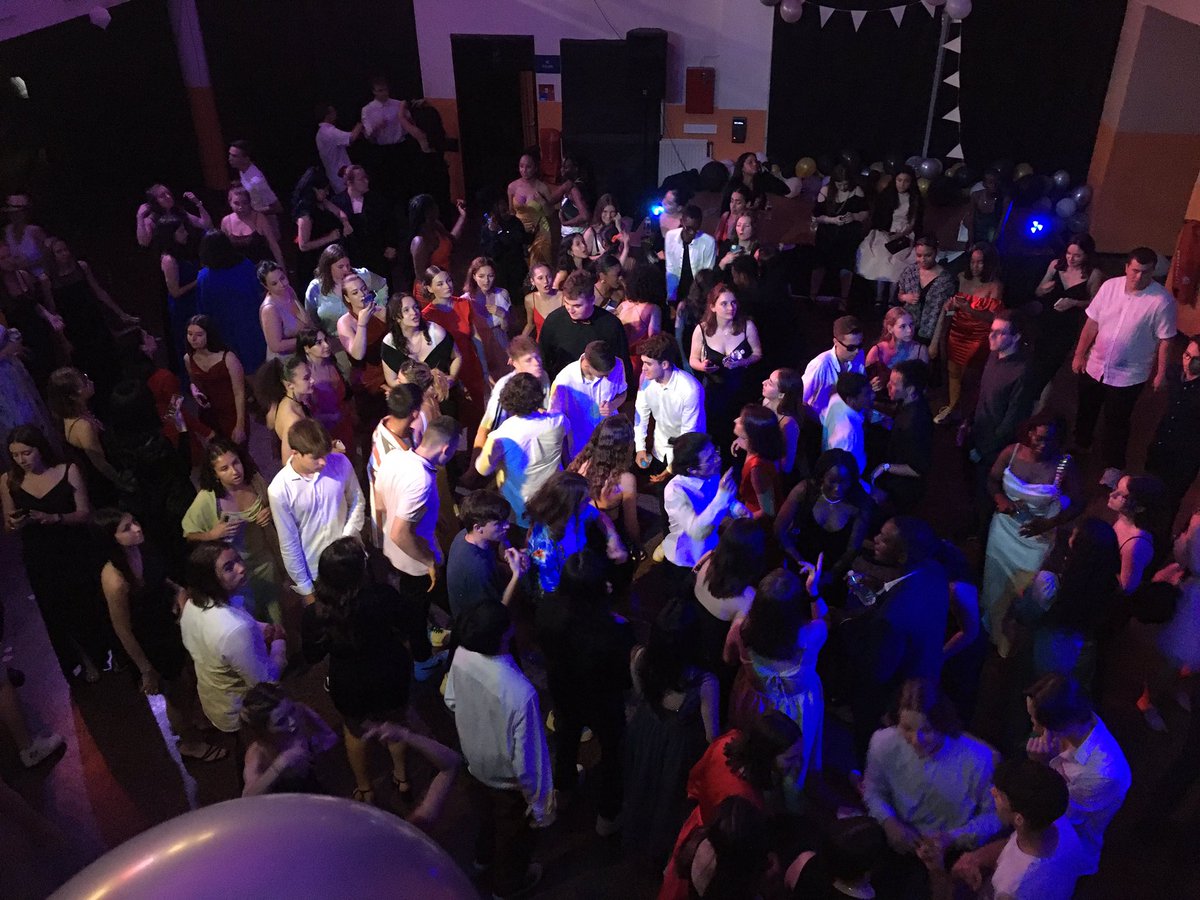 BezoutCdi's tweet photo. Hier, c’était le bal de promo organisé par le CVL @lyceebezout77. Toujours très émouvant de dire au revoir à nos élèves de Tale qui ont tant grandi pendant leurs années au lycée. Vive la promo 2022. Dernière ligne droite avec l’épreuve de philo et le grand oral #Nemours #Bac2022 https://t.co/rmbEiraZzJ