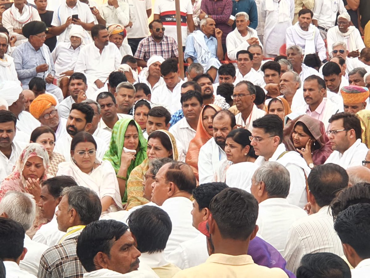 mamta_bhupesh's tweet photo. आज पूर्व केंद्रीय मंत्री, लोकप्रिय किसान नेता व दौसा के पूर्व सांसद स्व०श्री राजेश पायलट  जी की पुण्यतिथि के अवसर पर उनके स्मारक स्थल भंडाना पहुंचकर श्रद्धाजंलि अर्पित की।
#RajeshPilot @DIPRRajasthan https://t.co/7t5wogavqP