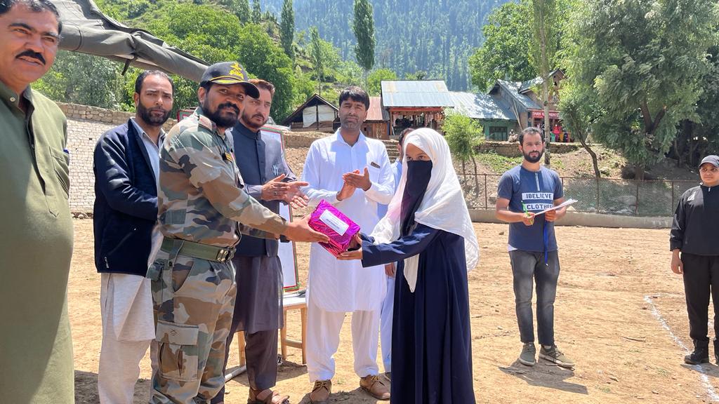 ToofaniBaba1's tweet photo. Wangat Army Camp of Wussan Battalion organised Friendly Badminton Match for Girls of Wangat Village.
@official_dgar
@Mesmer_Manasbal
#KashmirDiaries
#FutureofKashmir
#FriendlyMatch https://t.co/XOvm5JkC8j