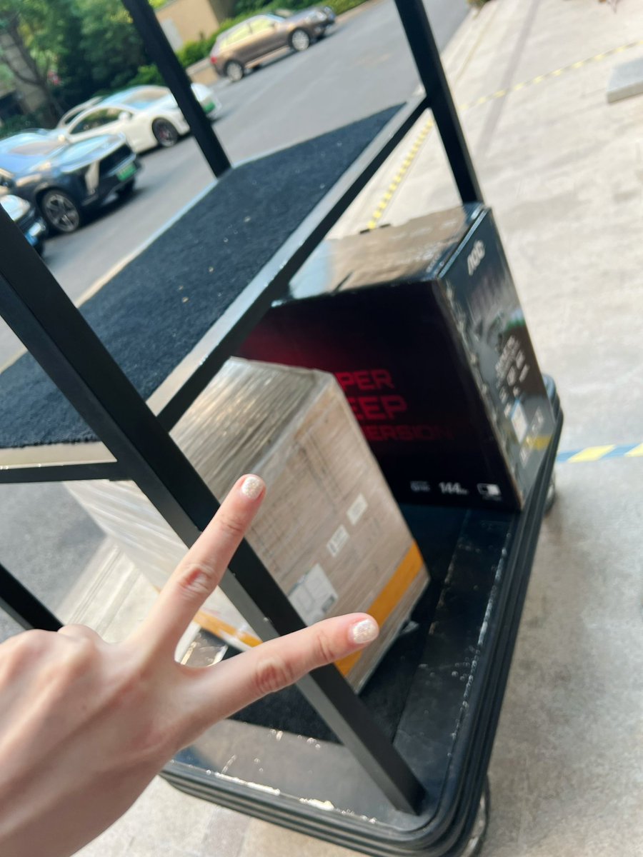 为了弄个自己的小小的高清直播间，自己查资料，请教各路大神，背背扛扛的一个又一个包裹，加上快递不是特别方便，这点东西选了快两个月。
    接下来就是打光、还有调试、乐器声卡话筒的连接，一点点🤏摸索着往前走，每一个不曾起舞的日子都在默默努力，虽然没办法做到很好，但也要加油鸭！ https://t.co/1PRKbGPYm4