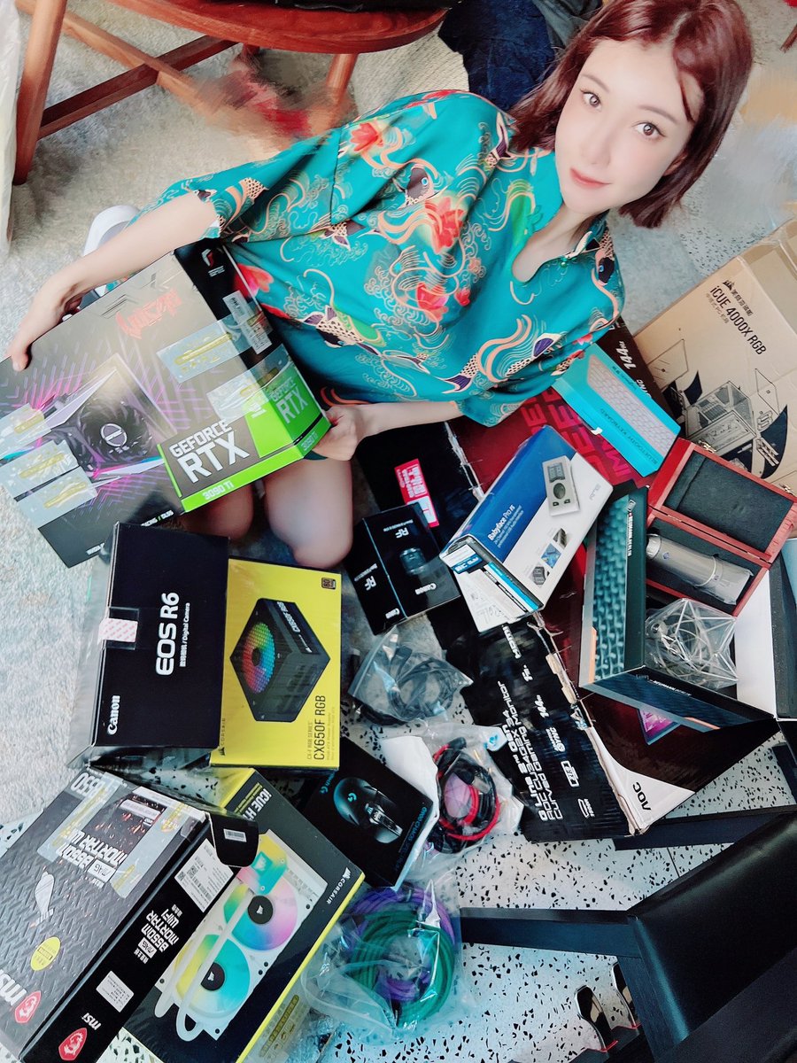 为了弄个自己的小小的高清直播间，自己查资料，请教各路大神，背背扛扛的一个又一个包裹，加上快递不是特别方便，这点东西选了快两个月。
    接下来就是打光、还有调试、乐器声卡话筒的连接，一点点🤏摸索着往前走，每一个不曾起舞的日子都在默默努力，虽然没办法做到很好，但也要加油鸭！ https://t.co/1PRKbGPYm4