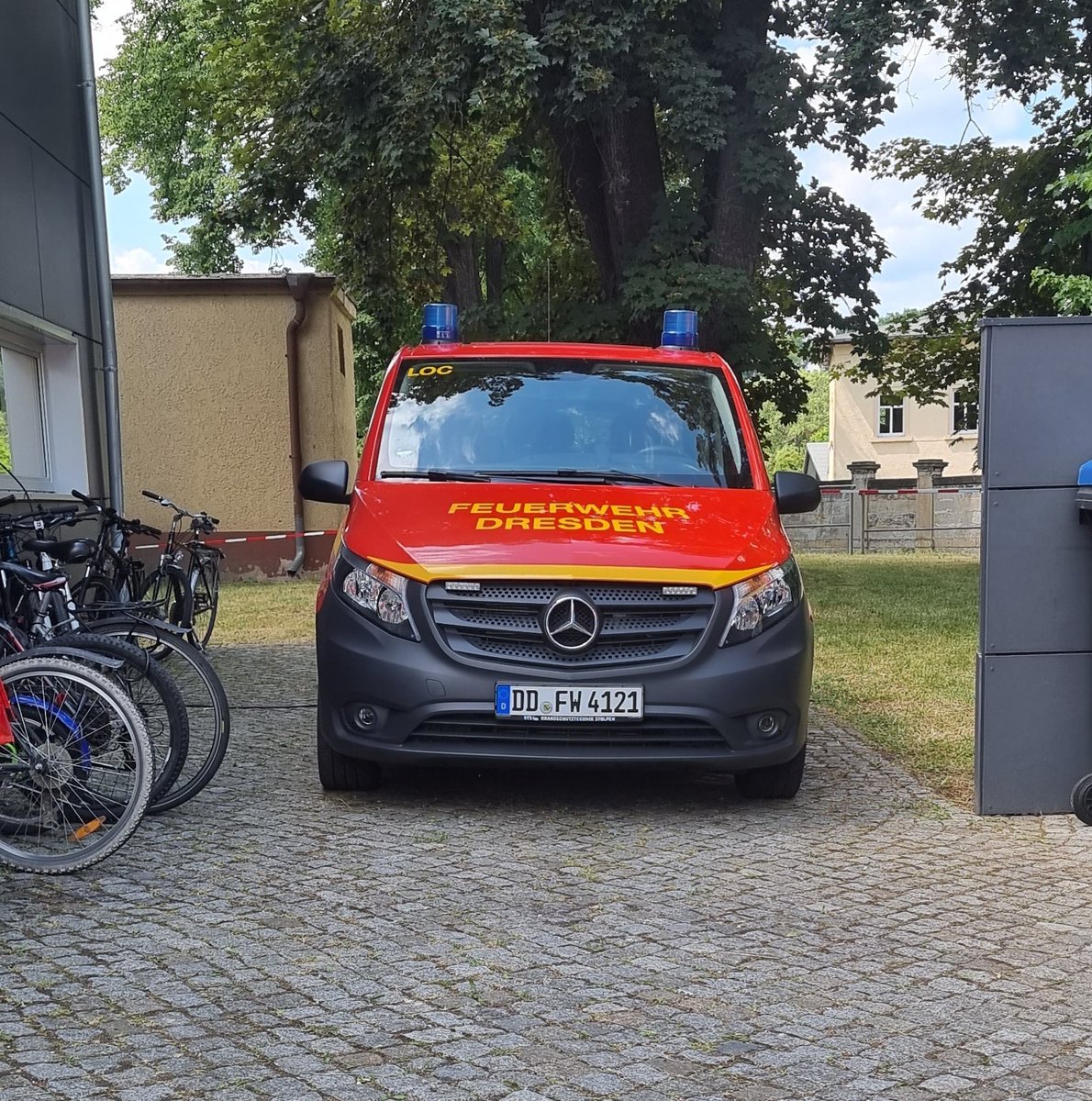 Hobbyfotografin's tweet photo. #TagderoffenenTür bei der Stadtteilfeuerwehr #Dresden-#Lockwitz perfektes Wetter für die STF Lockwitz.
Und endlich mal wieder große rote Fahrzeuge. 🤩😎😉
#TeamFeuerwehrDresden #ImEinsatzfürDresden
@FeuerwehrDD @MiKlahre https://t.co/KHYg2whGx3