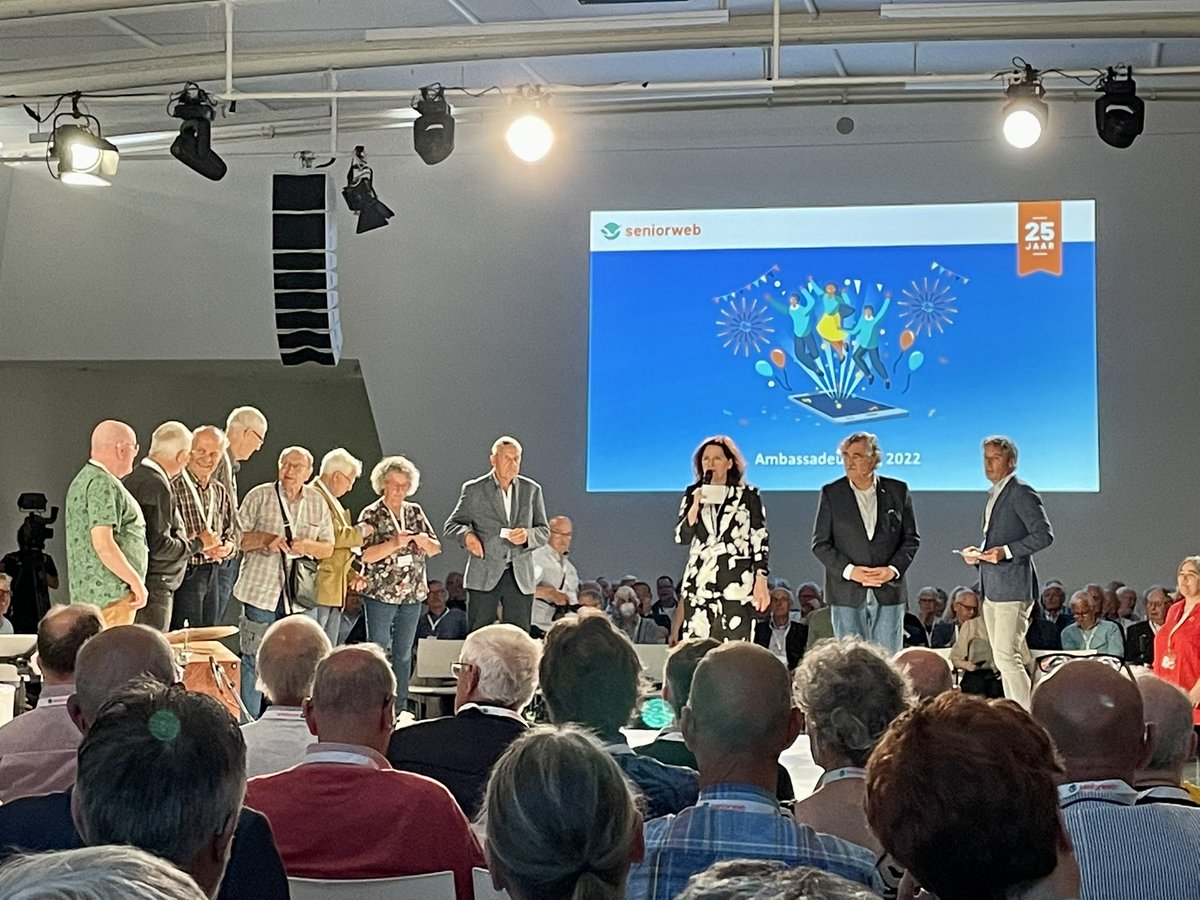saskiahamminga's tweet image. Vandaag zetten we onze geweldige @SeniorWebNL vrijwilligers in het zonnetje 🤩 De vrijwilligers die maar liefst 25, 20 en 10 jaar actief zijn ontvangen een speldje op het podium van @IngridKock @DanieldeLevita en onze vice voorzitter Eltjo Rentema 👏#vrijwilligers #computerhulp