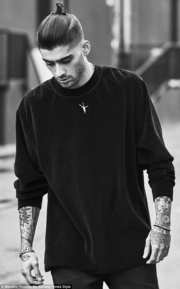 yektaangel1's tweet photo. اینجانب، یک عدد زکواد گرله بدبخ طلب زین سامورایی دارد🤲🥺
#PAYNTBYZAYN #paynt #YouAndI #ZaynMalik https://t.co/qJgL2tBLOJ