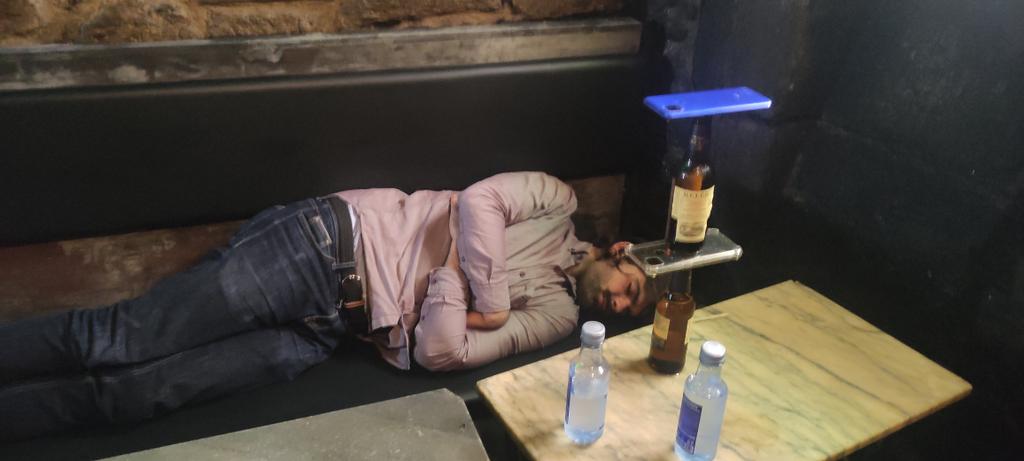 Cuando te duermes en un bar, te dejas el teléfono encima de la mesa y casualmente pasa por allí algún cabron!