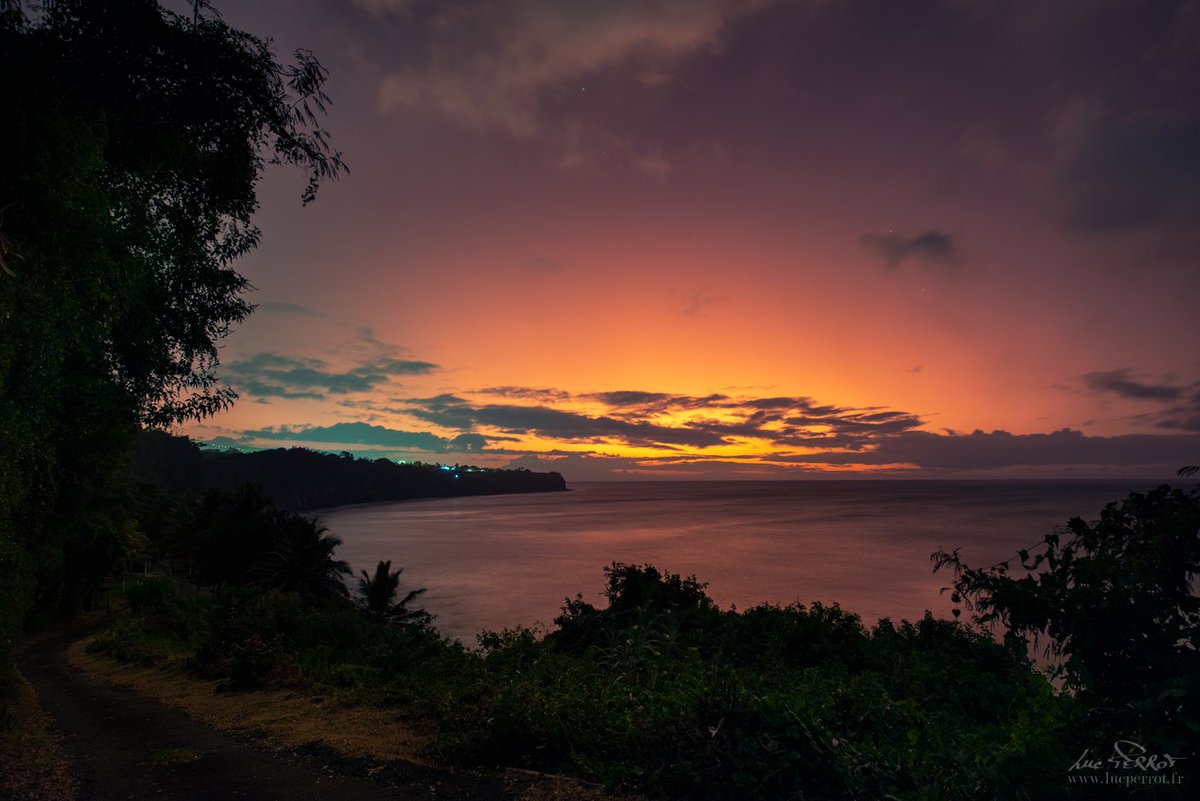 LucPerrot_Photo's tweet photo. Les couchers de soleil, ça se passe comme ça à la Réunion et cela fait 4 mois que ça dure.
Ici, celui d'hier soir.
#mercihungatonga https://t.co/tgR4ZDRs3O