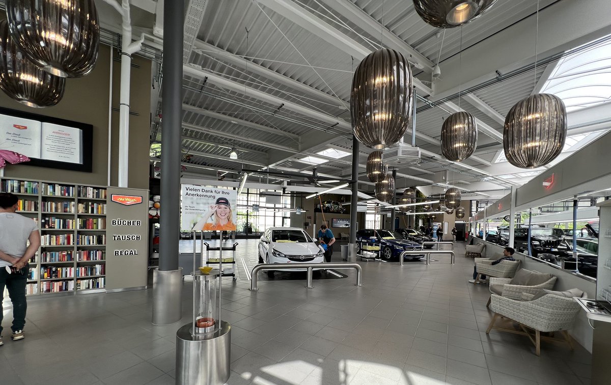 Klassischer #Samstag|s-#Dreikampf: Einkaufen - Gartenarbeit - Autopflege. Dabei haben sich die #Waschanlagen zu regelrechten #Wellness-Centern entwickelt - nicht nur für Autos. 😉😊