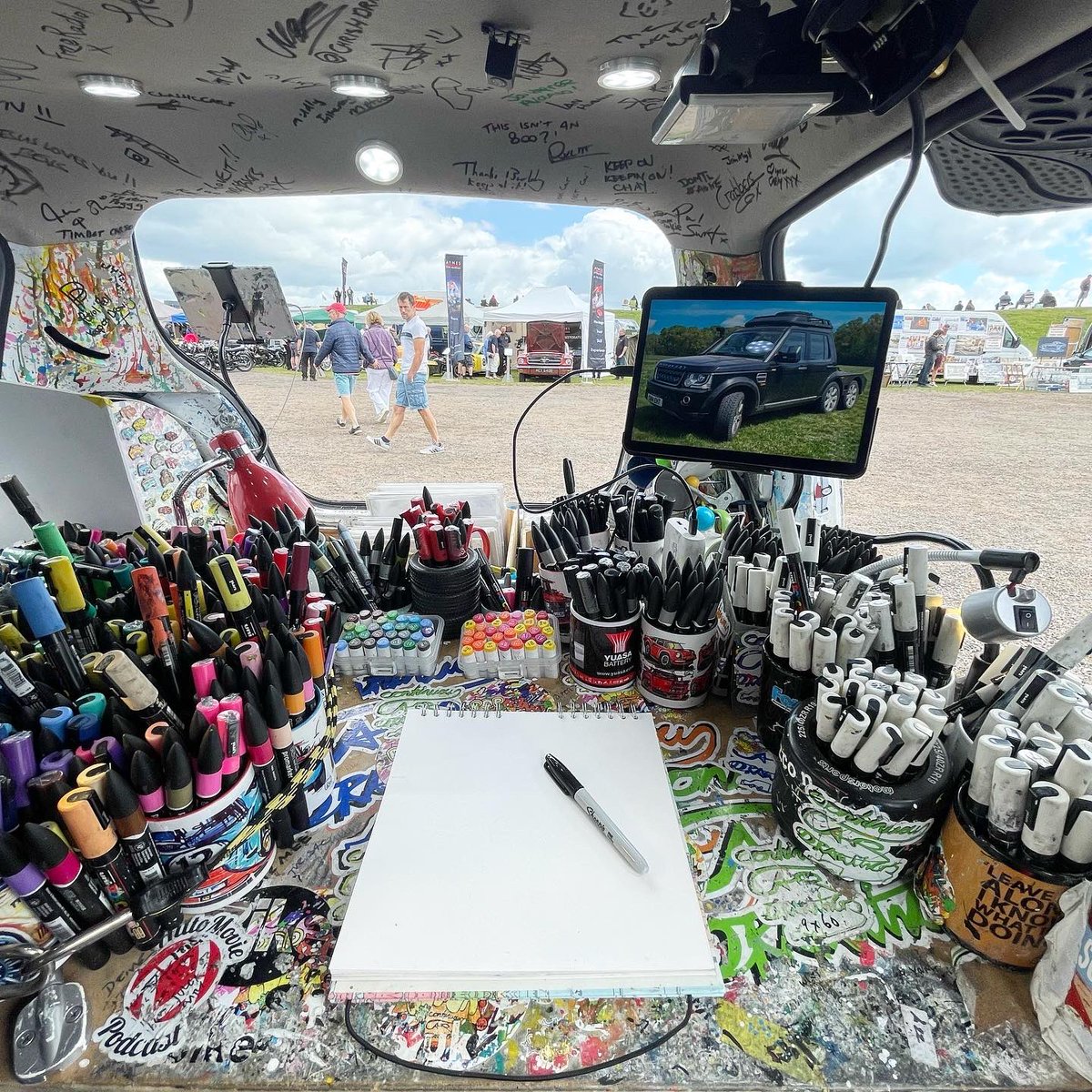 Popbangcolour's tweet photo. Day 1 of @thruxtonhist &amp; @LRLegends is go @thruxtonracing - time to create commissioned #ContinuousCar orders in the mobile car studio 🚗+✍🏻

If you’re visiting Thruxton, pop by and say hi! 

 #ThruxtonHistoric #LandRoverLegends https://t.co/LVgtUyCN5p