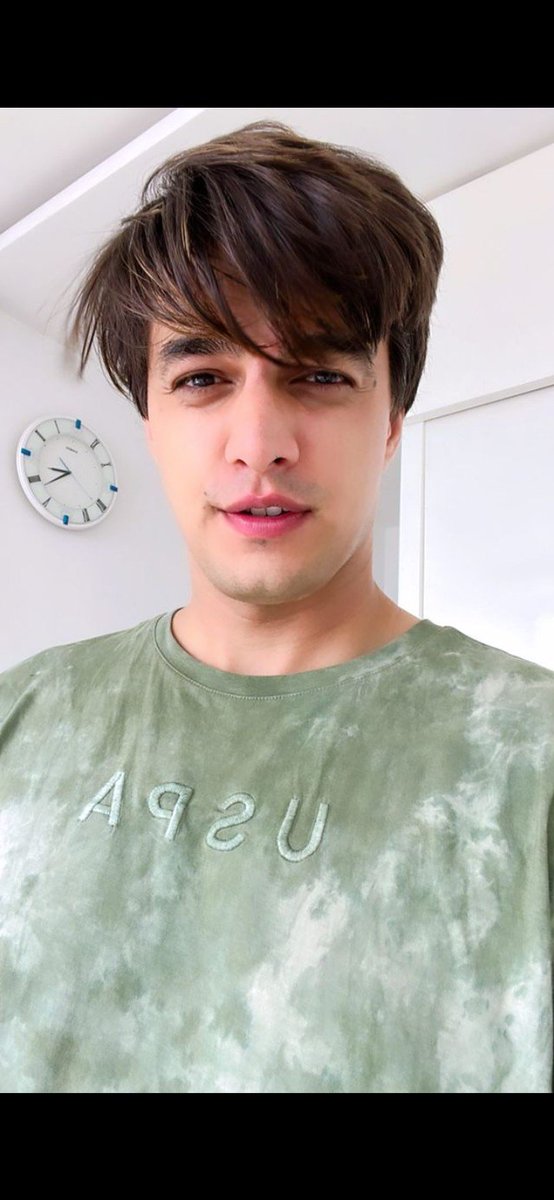 Our selfie king is here
Look at him ,his makkhan jaisa face
@momo_mohsin hume bhi btao na is Makhan jaise face ka kiya raaz h 
Look at his face yaar bilkul Clean clean h 
#MohsinKhan #MoMinions