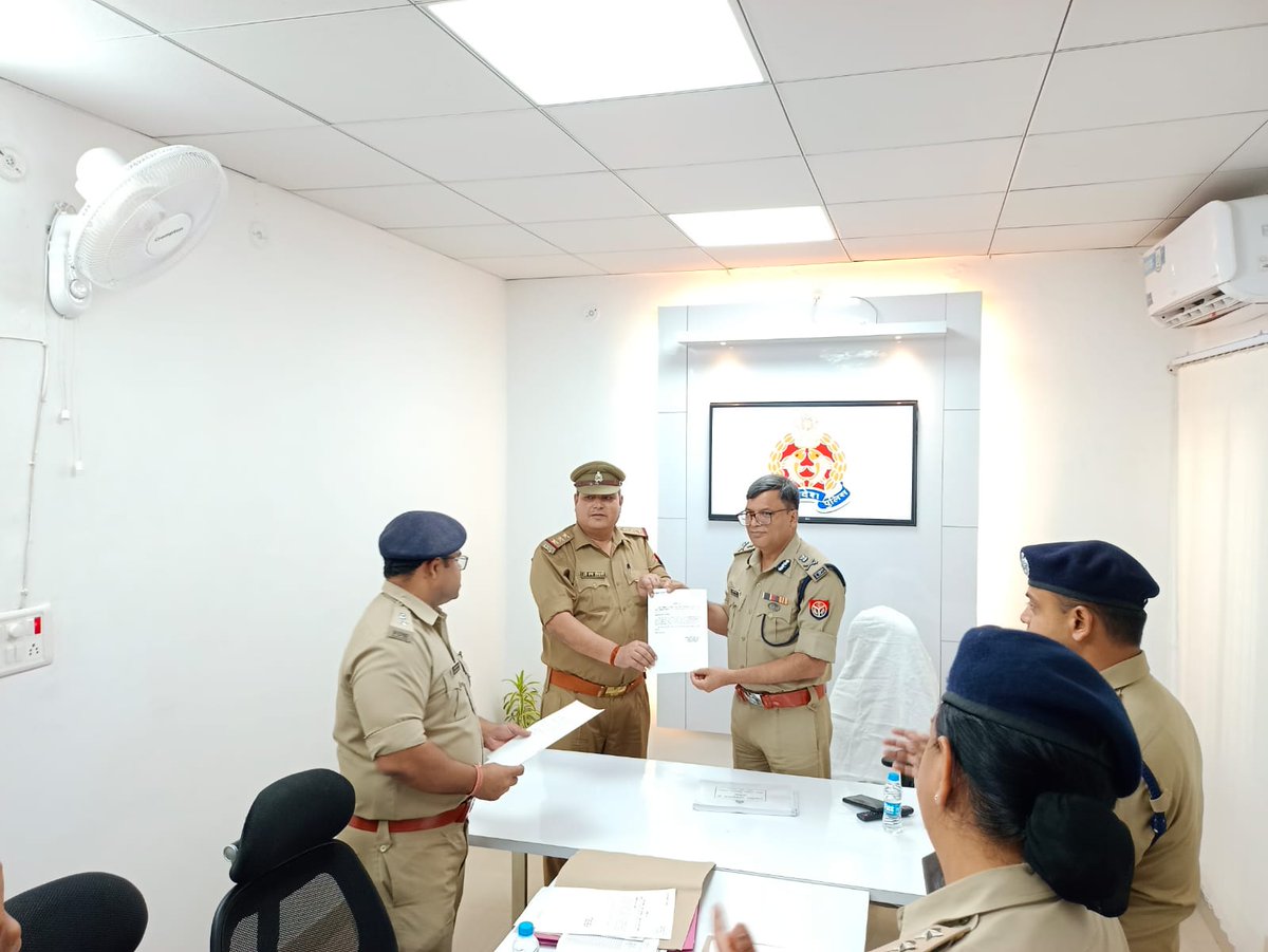 east_dcp's tweet photo. #CPLucknow @dhrubthakur द्वारा पूर्वी जोन लखनऊ कमिश्नरेट में #DCPEast @AmitKAnandIPS द्वारा चलाए जा रहे Performance Evaluation System के अंतर्गत निरीक्षक घनश्याम मणि त्रिपाठी,SI अनिल कुमार,SI सुनील कुमार मौर्य,SI सदरूद्दीन खान को Cop of The Month - May की उपाधि से सम्मानित किया। https://t.co/zTQjzn2WxI