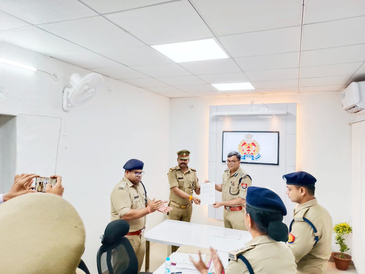 east_dcp's tweet photo. #CPLucknow @dhrubthakur द्वारा पूर्वी जोन लखनऊ कमिश्नरेट में #DCPEast @AmitKAnandIPS द्वारा चलाए जा रहे Performance Evaluation System के अंतर्गत निरीक्षक घनश्याम मणि त्रिपाठी,SI अनिल कुमार,SI सुनील कुमार मौर्य,SI सदरूद्दीन खान को Cop of The Month - May की उपाधि से सम्मानित किया। https://t.co/zTQjzn2WxI