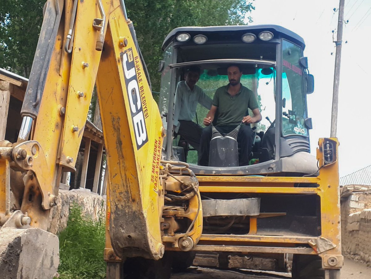BaskaleB's tweet photo. Yol Yapım ve Alt Yapı Çalışmalarımız
🚧🦺

Kırsal mahallelerimizde alt yapı ve drenaj çalışmaları devam ediyor. 
@murat_kurum @csbgovtr @tcvanvaliligi @TBB

#yol #belediye #betonboru #korugeboru #altyapı #yolyapımı #başkale #van #büyükşehirbelediyesi #hizmet #işmakinası #kazı https://t.co/1qlNBnEqoC