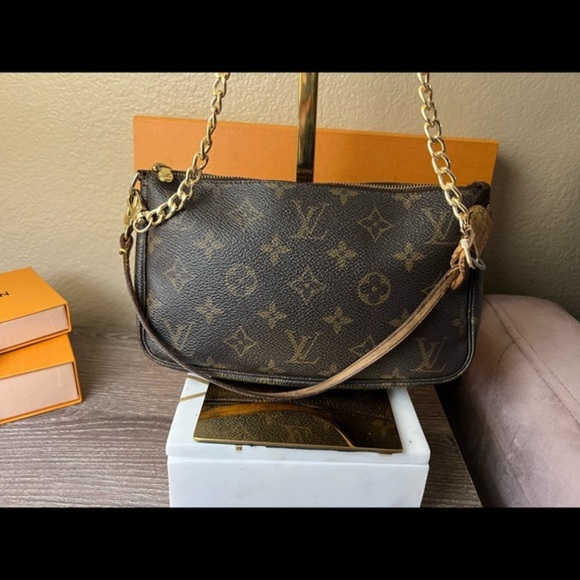 SolemateshoesA's tweet photo. So good I had to share! Check out all the items I'm loving on @Poshmarkapp #poshmark #fashion #style #shopmycloset #threadsupply #victoriassecret #louisvuitton: https://t.co/M9REDVETrt https://t.co/gVbbshLm1e