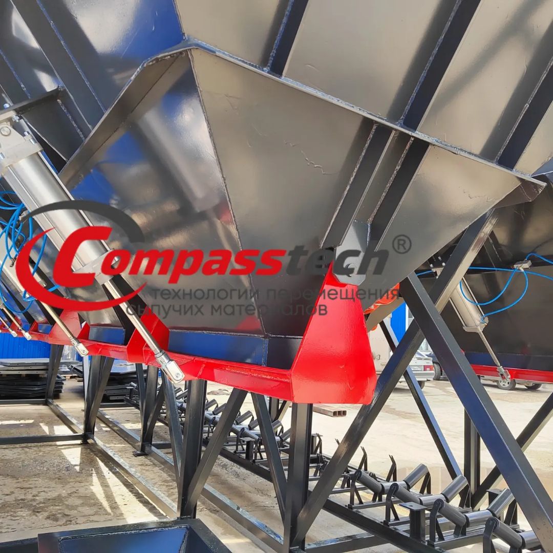 CompassTechRU's tweet image. Бункер инертных материалов Compasstech. Произведён 6-ти секционный бункер инертных материалов с 12-ю челюстными затворами с пневматическим приводом и 20-ти метровый ленточный транспортер! Оборудование выполнено по ТЗ заказчика. #compasstech #оооциркуль  #абз #бсу #бетонныйзавод