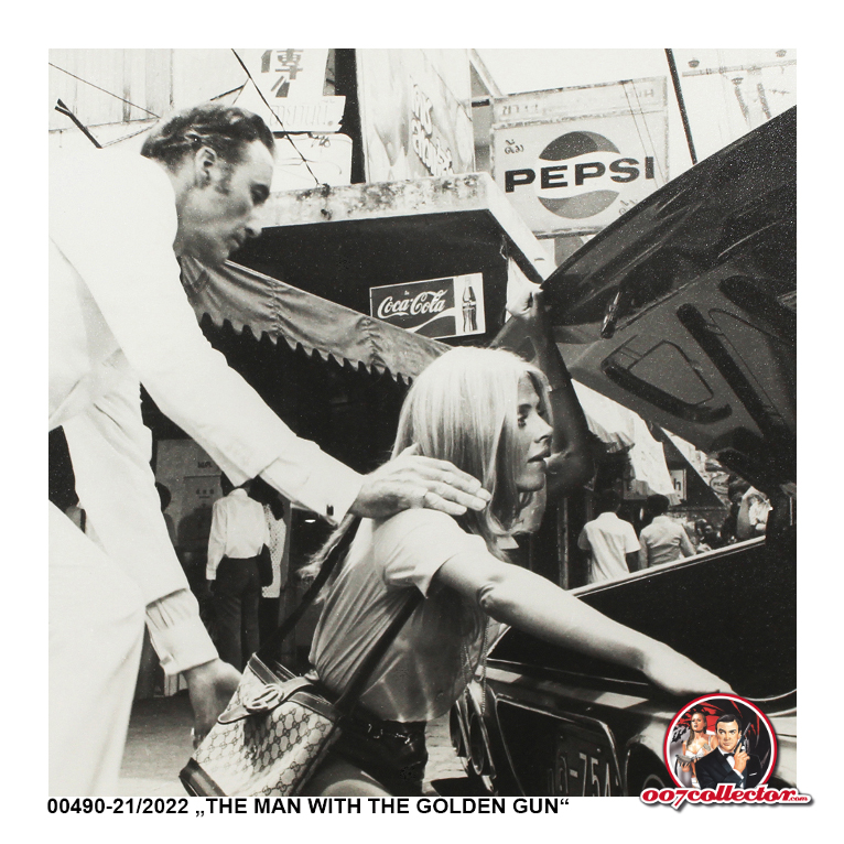 007collector's tweet photo. Not often seen Swiss The Man With The Golden Gun press still published by Unartisco Zurich

#jamesbond #themanwiththegoldengun #christopherlee #brittekland #pressphoto #007collector https://t.co/Ow1xwAXVTg