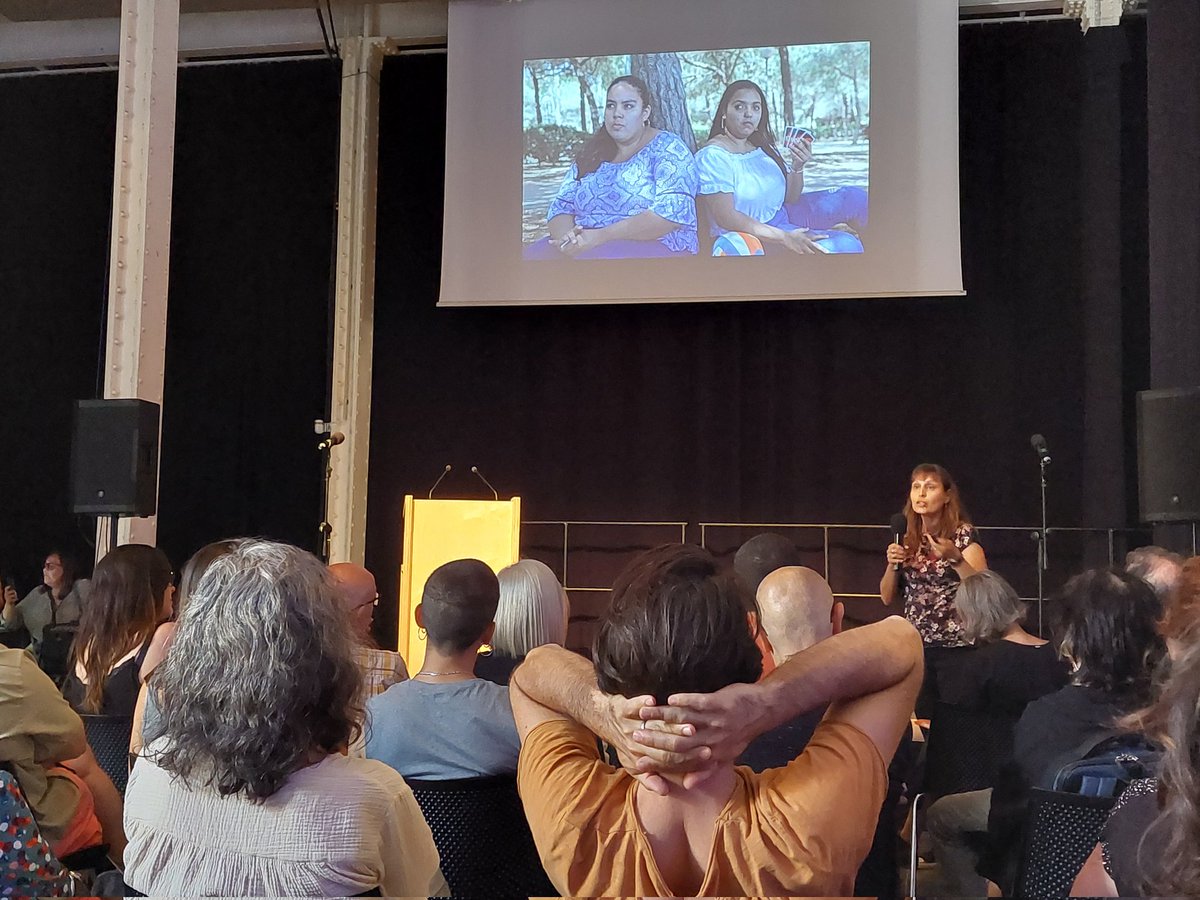 fabraicoats_fic's tweet photo. 📸 Continua la sessió amb la presentació d'@evaparey, qui ens presenta: Babel-Barcelona XXI, un projecte fotogràfic documental que retrata el fenomen migratori a #Barcelona i dibuixa una cartografia visual que descriu la conformació del gresol multicultural. https://t.co/2PQFq1iBbe