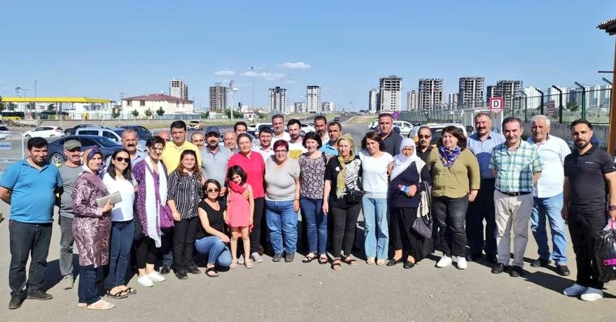 OrhanAyaz21's tweet photo. Hukuksuzca tutuklanan Eş başbakanımız #GülşenÖzer serbest bırakıldı. Tüm siyasi tutsaklar özgürlüğüne kavuşması için mücadelemize sonuna kadar devam edeceğiz. 

#SiyasiTutsaklaraÖzgürlük https://t.co/osBT7GipMp