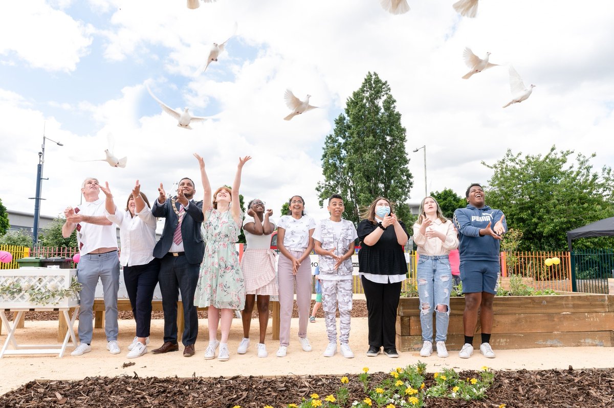 WillmottDixon's tweet photo. On Saturday we were delighted to join the official opening of Everdove Park, a meanwhile space designed &amp; built in #collaboration with 20 Year 10 students from @greatfields, @HTADesignLLP  &amp; @BeFirstLondon. #PurposeBeyondProfit 
📷 Jimmy Lee Photograph &amp; Andrew Baker Photography https://t.co/tuWrifuvB0